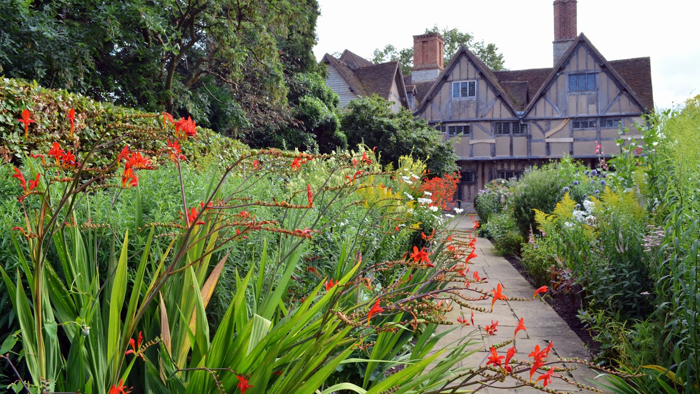 Stratford-upon-Avon is a famous town in England, known as Shakespeare's birthplace. This is house and garden of Hall's Croft, one of 3 historical houses connected with his life - place where his daughter and her family had lived.
160647095
Architecture, Cottage, England, Flower, Flower Bed, Historical Geopolitical Location, House, Plant, Stratford-upon-Avon, UK, William Shakespeare
