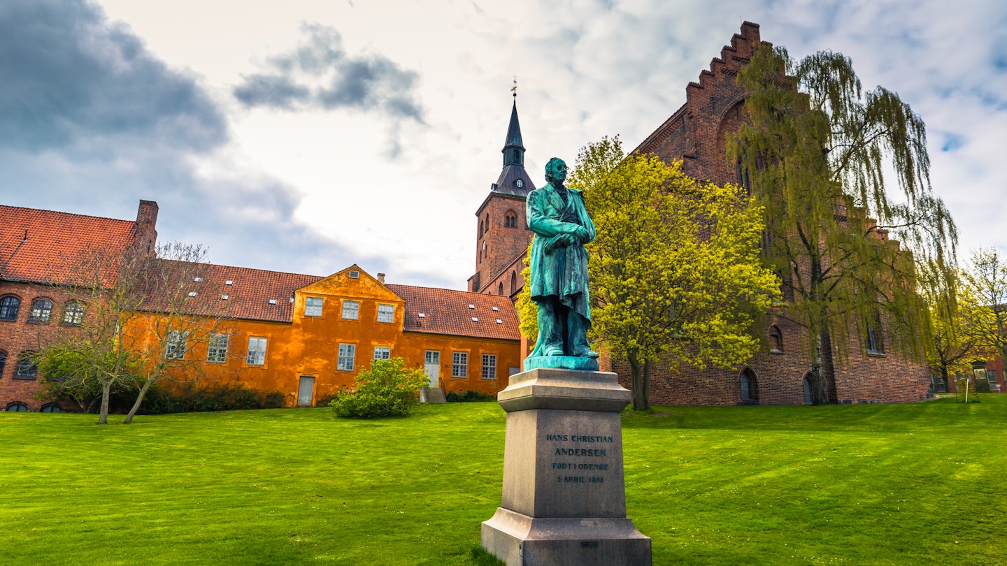 Cathedral of Saint Canute and Statue of Hans C Andersen in Odense, Denmark License Type: media Download Time: 2023-03-10T17:02:49.000Z User: dermothegarty77 Is Editorial: No purchase_order: