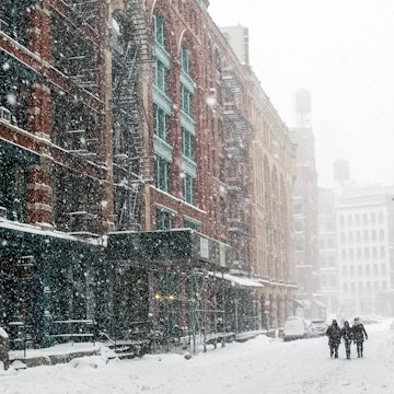 Friends travel down a New York City street in a blizzard, License Type: media_digital, Download Time: 2024-11-18T17:43:47.000Z, User: clairenaylor, Editorial: false, purchase_order: 65050 - Digital Destinations and Articles, job: Online editorial, client: NYC in winter, other: Claire Naylor