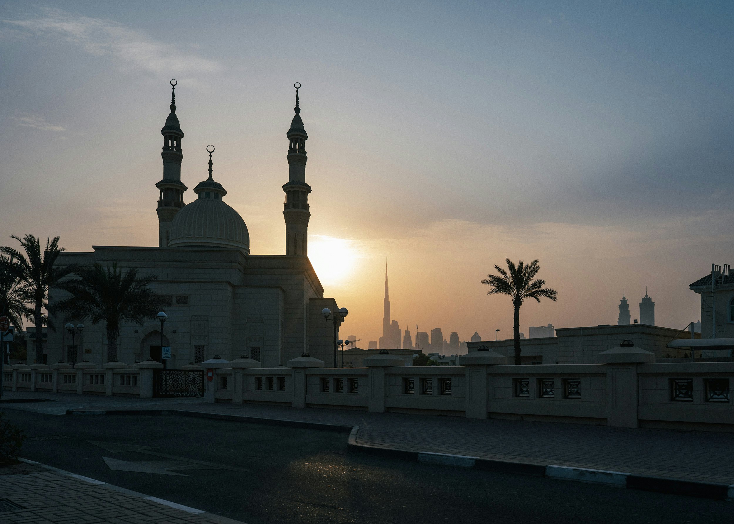 The Dubai Skyline with a mosque in the foreground, at sunset. Eman Ali for Ĵý