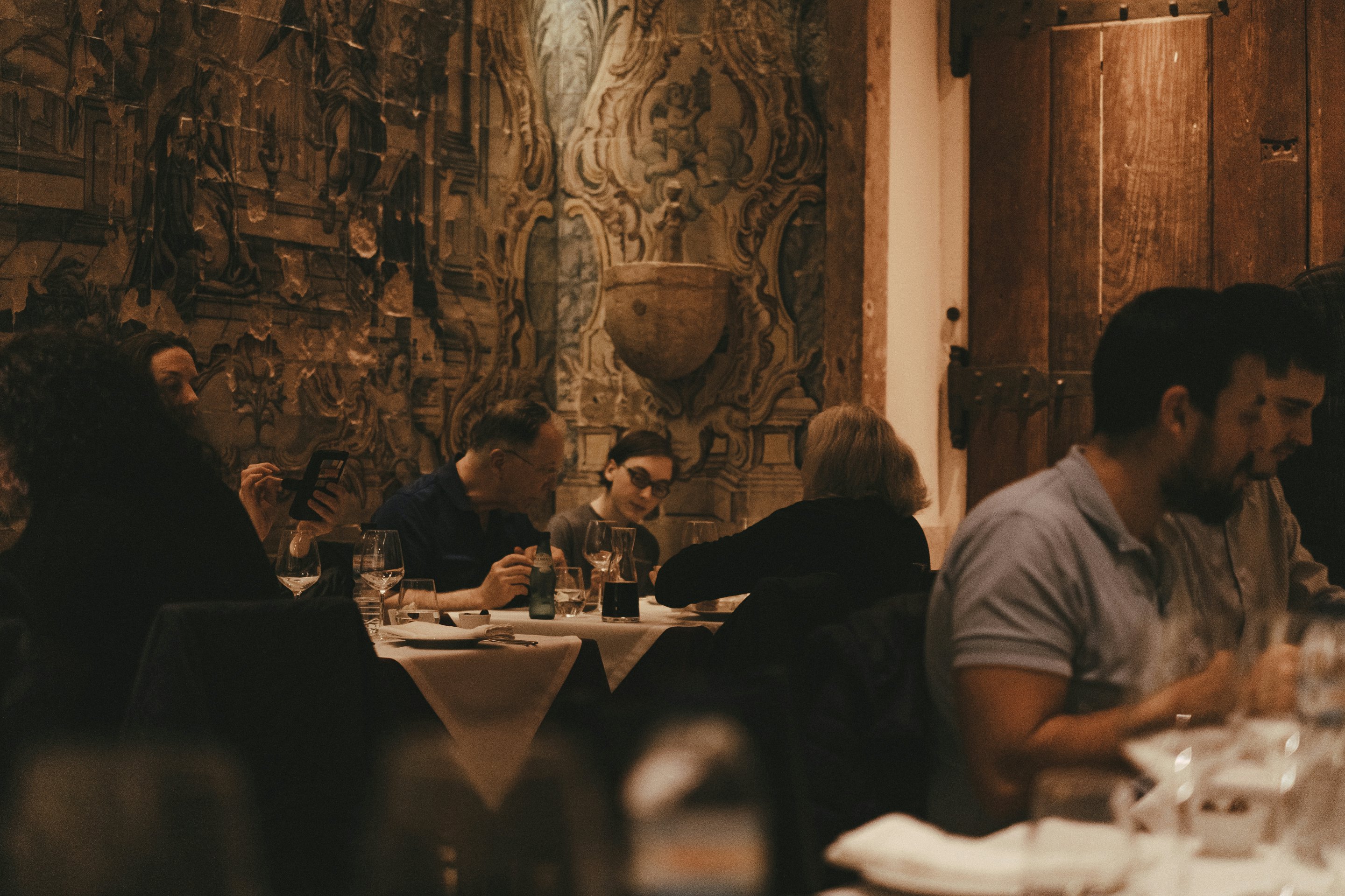 Patrons at a fado performance during mealtime.