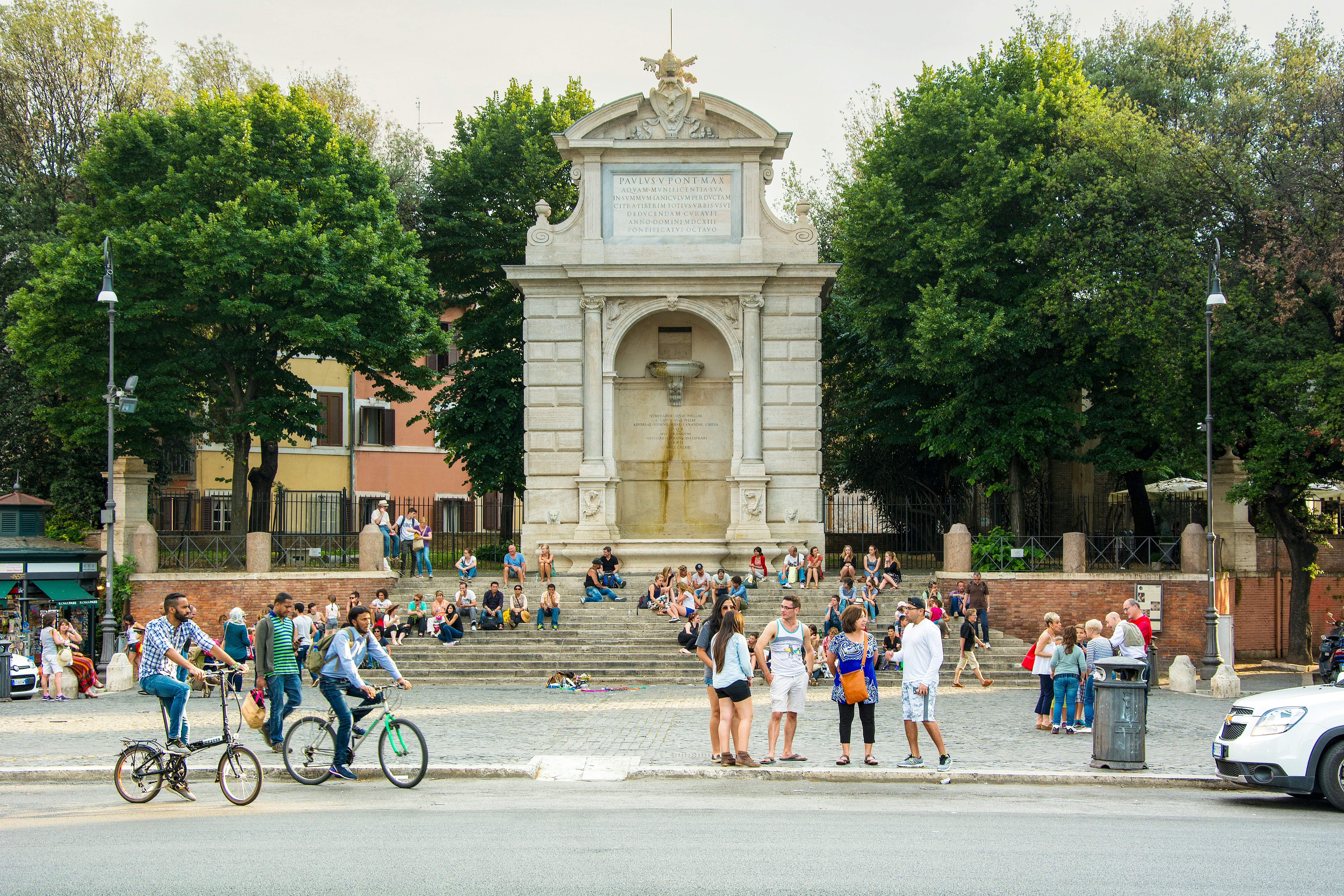 Piazza trilussa is one of the most important places of Roman nightlife. The square is dedicated to the famous Roman poet Carlo Alberto Salustri known as Trilussa.