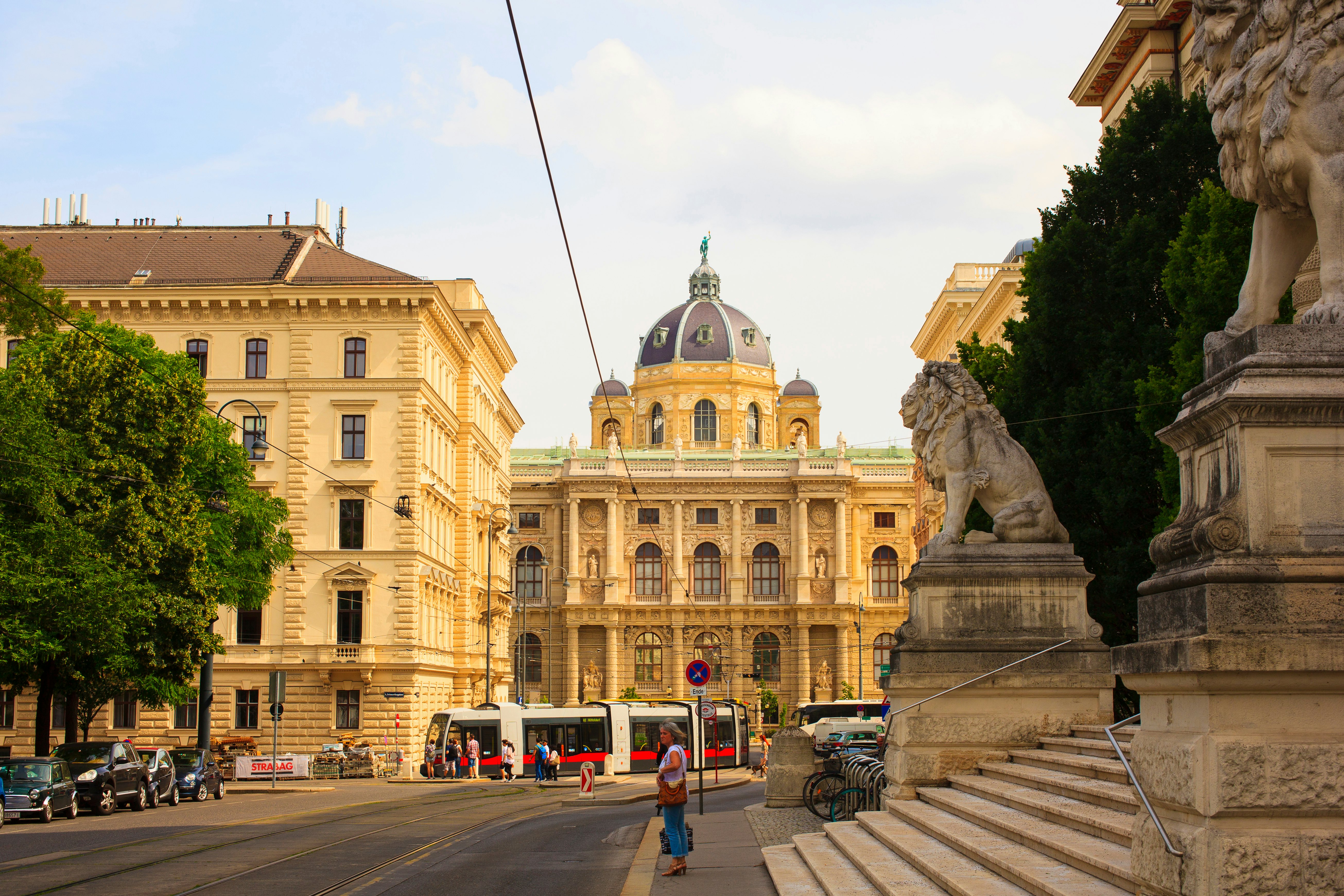The Palace of Justice in Vienna features a Neo-Renaissance architectural style and is located near the Natural History Museum, which was designed in a similar style.