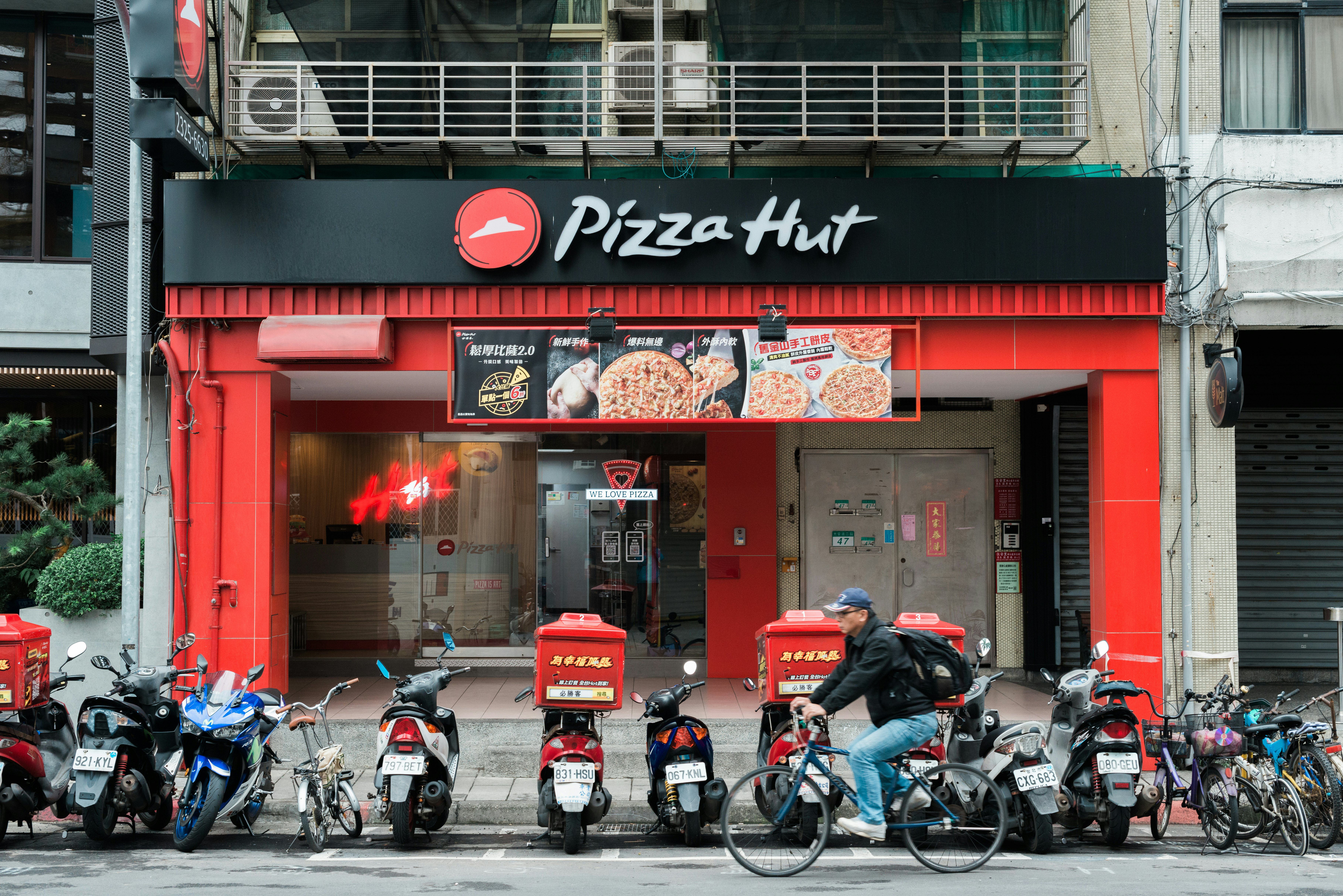 Pizza Hut exterior in Taipei