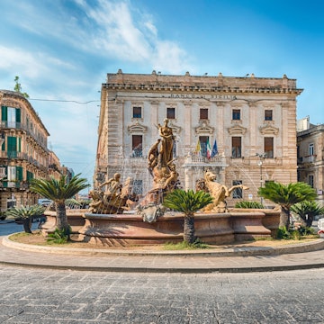 SYRACUSE, ITALY - AUGUST 14, 2021: The scenic Fountain of Diana on the Ortygia Island, historical centre of Syracuse, Sicily, Italy, License Type: media, Download Time: 2025-09-18T17:26:35.000Z, User: joebindloss38, Editorial: true, purchase_order: 65050 - Digital Destinations and Articles, job: Online Editorial, client: The 8 top things to do in Syracuse, Sicily, other: Joe Bindloss