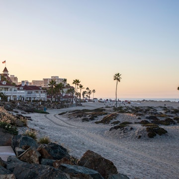 Coronado Beach, San Diego, California, sunrise, sunset, golden hour, beach, coastal, ocean, Pacific Ocean, stunning, picturesque, vibrant, colors, horizon, panoramic, views, coastal beauty, golden, License Type: media, Download Time: 2025-08-04T20:47:17.000Z, User: meg3348277, Editorial: false, purchase_order: 56530 - Guidebooks, job: Global Publishing-WIP, client: ÌÇÐÄ´«Ã½ 'California 11, other: Megan Cassidy