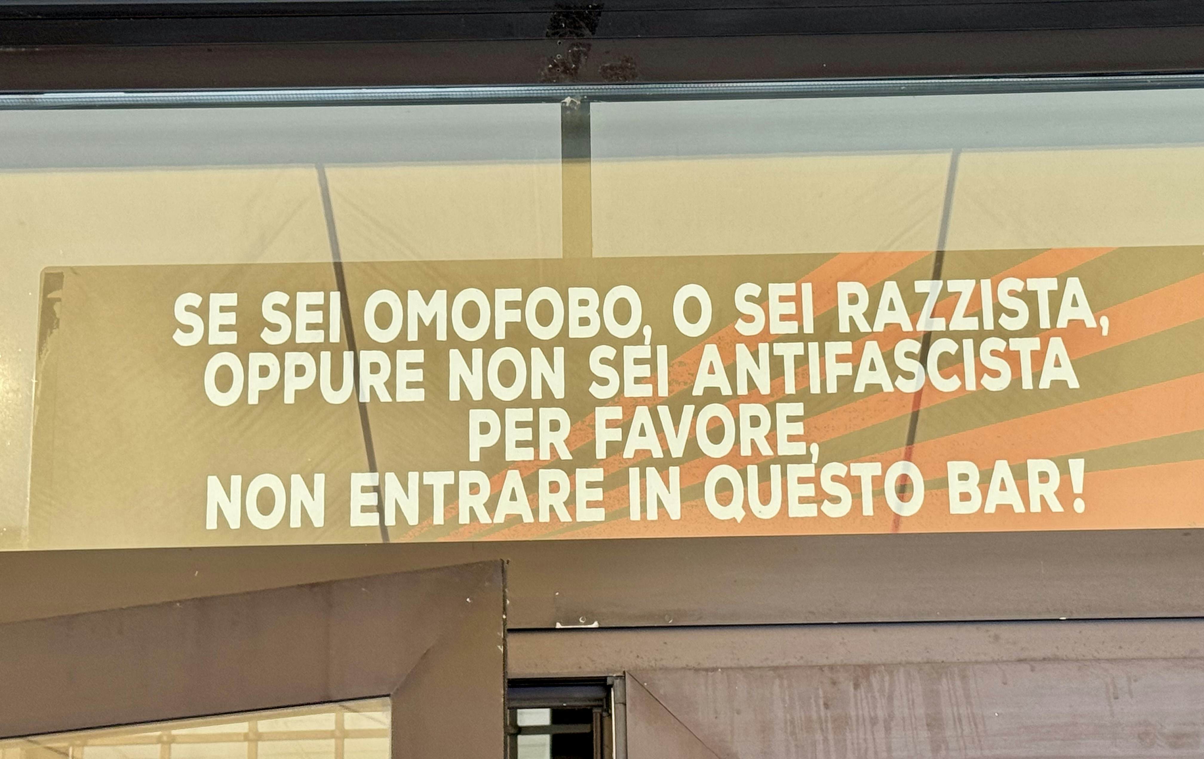 Italian writing on a light green sign