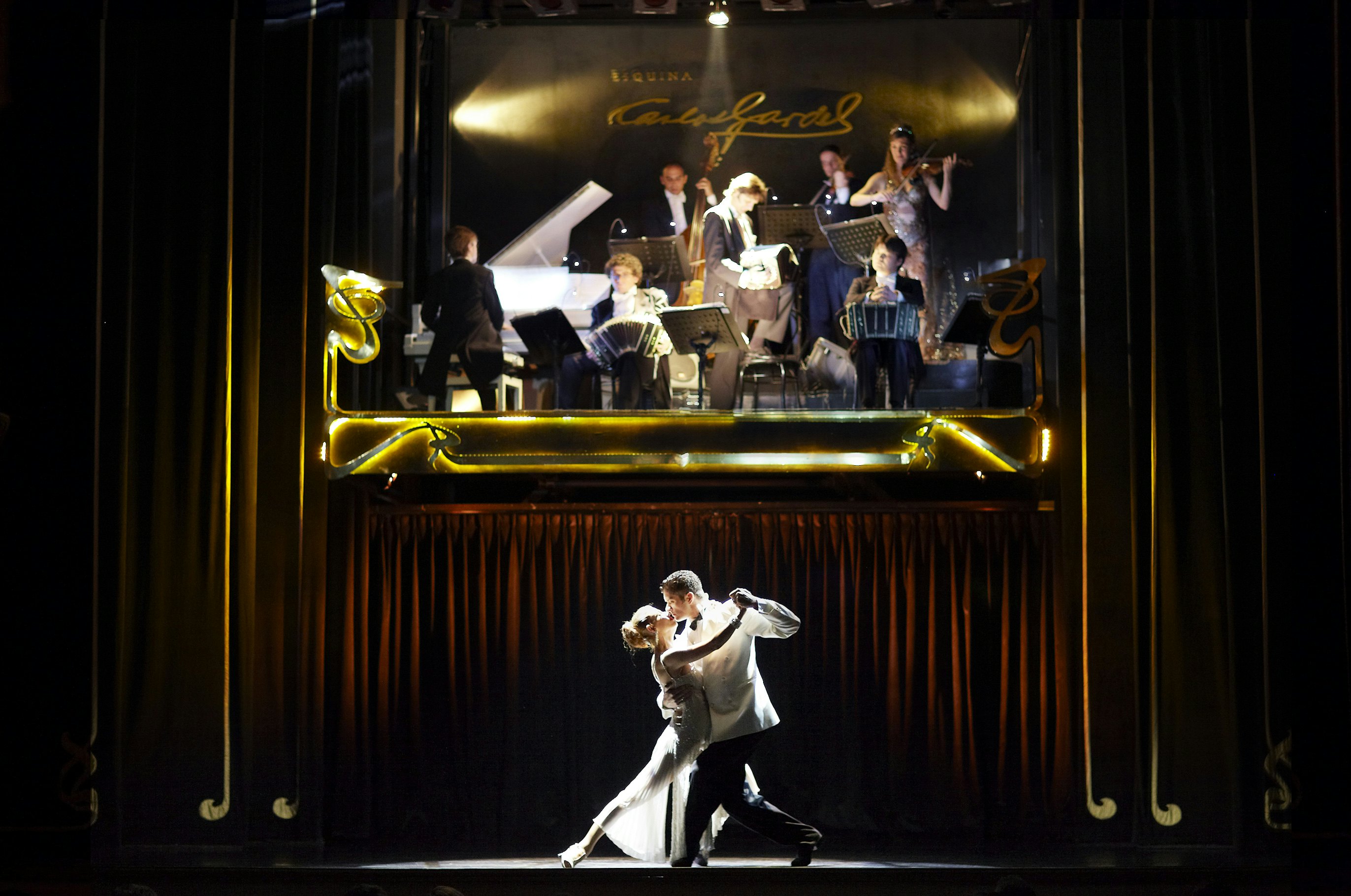 Tango performance at Esquina Carlos Gardel.