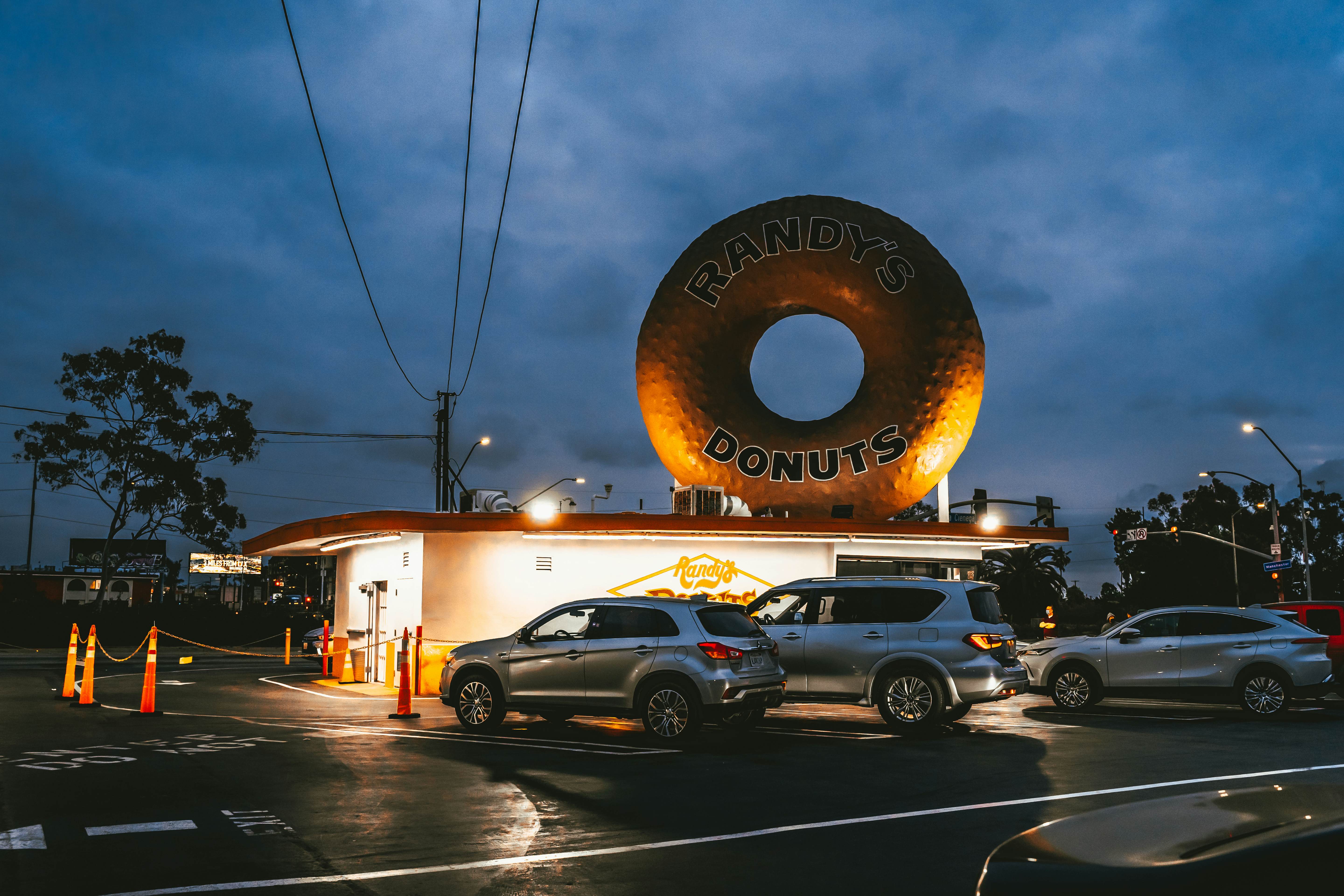 Donut shop Randy's Donuts in Inglewood in night. Los Angeles, USA - 22 Apr 2021, License Type: media, Download Time: 2025-10-01T16:58:18.000Z, User: rhylton_redventures, Editorial: true, purchase_order: 65050 - Digital Destinations and Articles, job: Lonely Planet, client: where to eat in LA after dark, other: Rhianydd Hylton