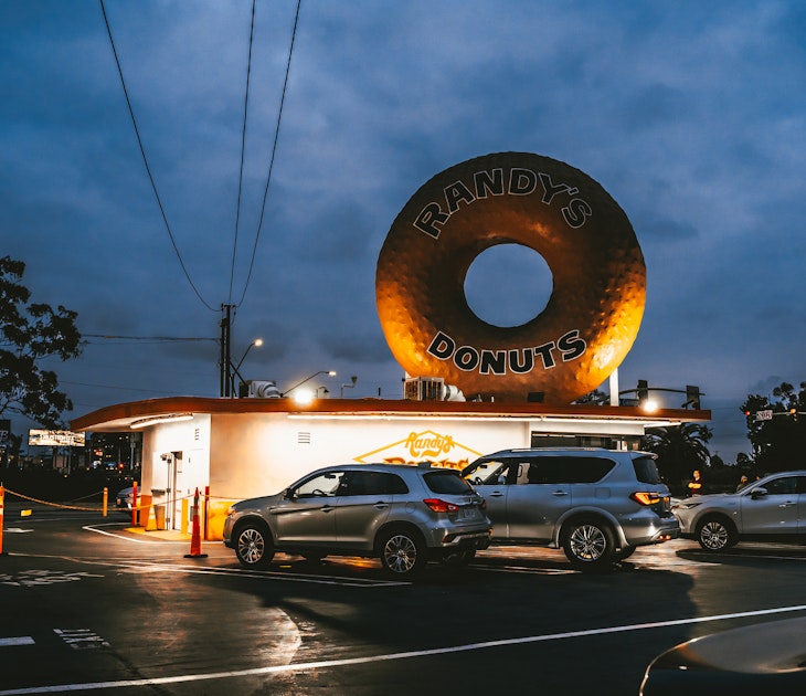 Donut shop Randy's Donuts in Inglewood in night. Los Angeles, USA - 22 Apr 2021, License Type: media, Download Time: 2025-10-01T16:58:18.000Z, User: rhylton_redventures, Editorial: true, purchase_order: 65050 - Digital Destinations and Articles, job: Lonely Planet, client: where to eat in LA after dark, other: Rhianydd Hylton