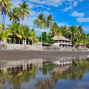 Playa El Zonte, El Salvador., License Type: media, Download Time: 2025-10-08T13:26:25.000Z, User: joebindloss38, Editorial: false, purchase_order: 65050 - Digital Destinations and Articles, job: Online Editorial, client: When is the best time to visit El Salvador?, other: Joe Bindloss