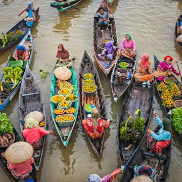 Banjarmasin, South Kalimantan, Indonesia 10-08-2016: Traditional Floating Market at Lok Baintan, a very unique traditional market in the middle of Martapura river that operated mainly by women. , License Type: media, Download Time: 2025-07-18T15:16:25.000Z, User: rhylton_redventures, Editorial: true, purchase_order: 65050 - Digital Destinations and Articles, job: Lonely Planet, client: app downloads, other: Rhianydd Hylton