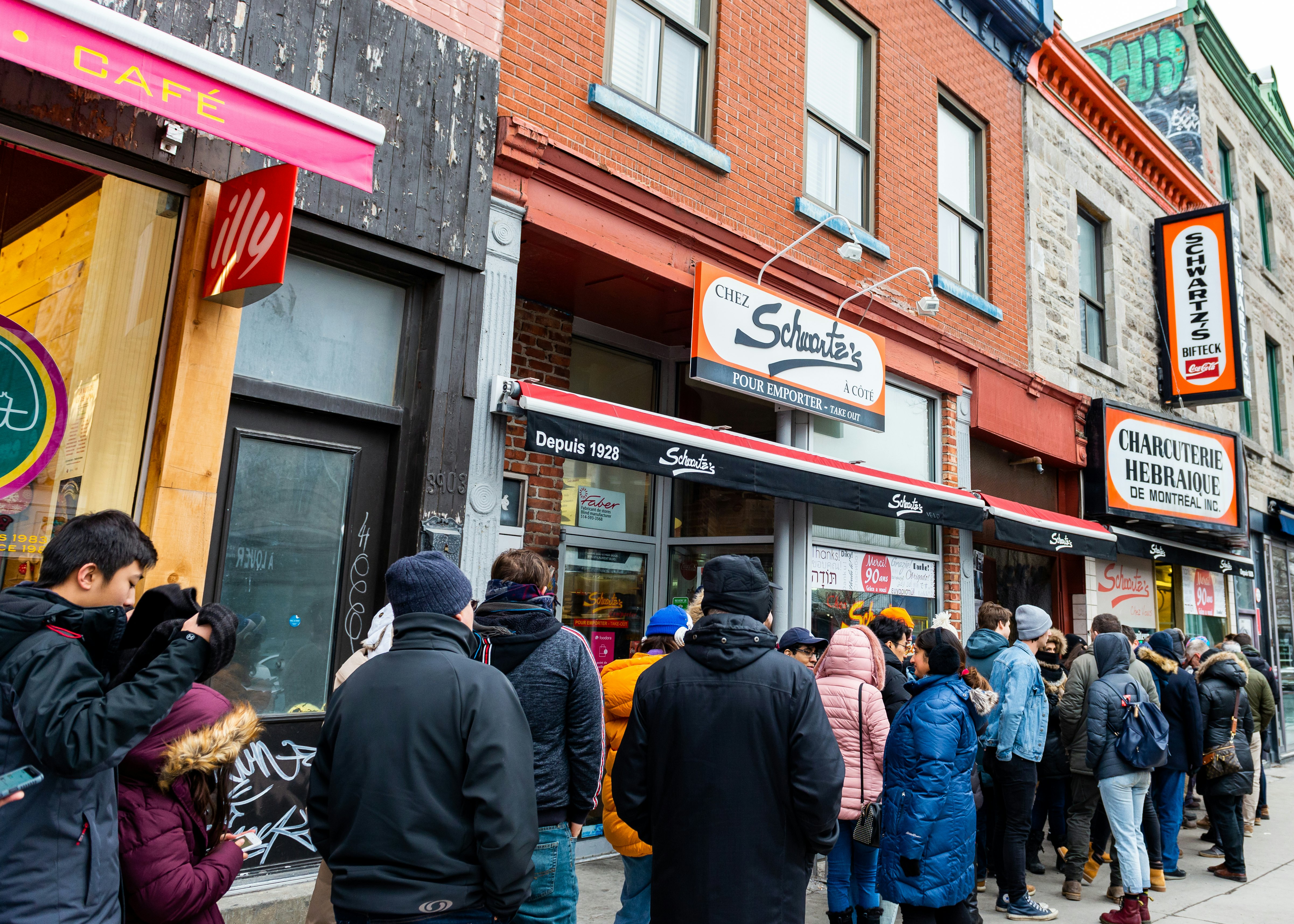 Line out front of Schwartz's Deli Saint Laurent Boulevard