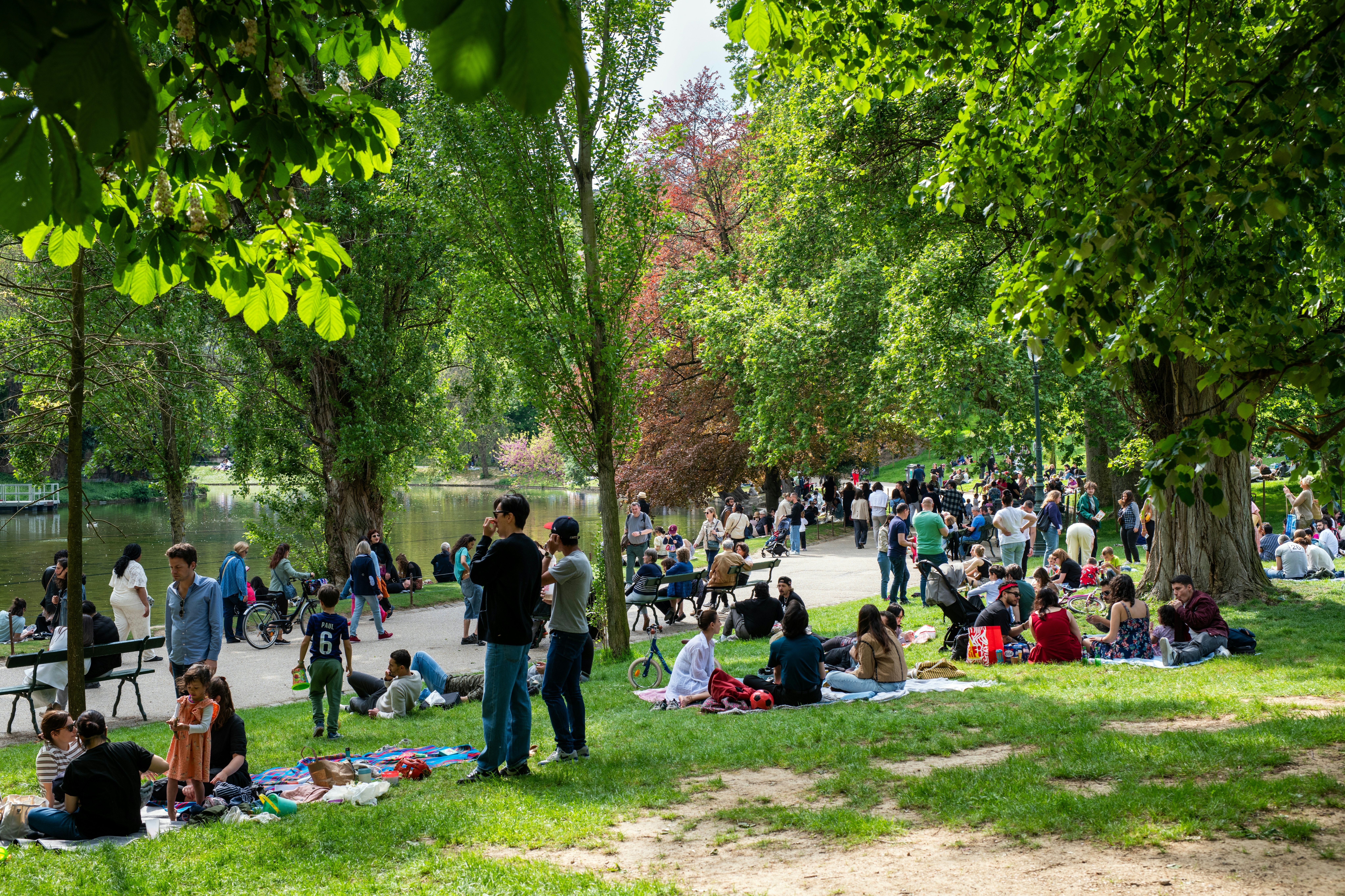 scene in the Parc des Buttes Chaumont in the first days of spring in Paris