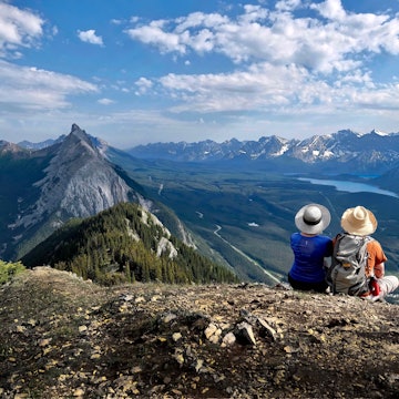 Adventurous couple on mountain top looking at scenic view. Kananaskis. King's Creek Ridge. Alberta. Canada, License Type: media, Download Time: 2025-12-04T16:04:04.000Z, User: LP_KBaxter, Editorial: false, purchase_order: 65050 - Digital Destinations and Articles, job: lonely planet, client: A guide to Kananskis Country, in the Canadian Rockies, other: Kathleen Baxter