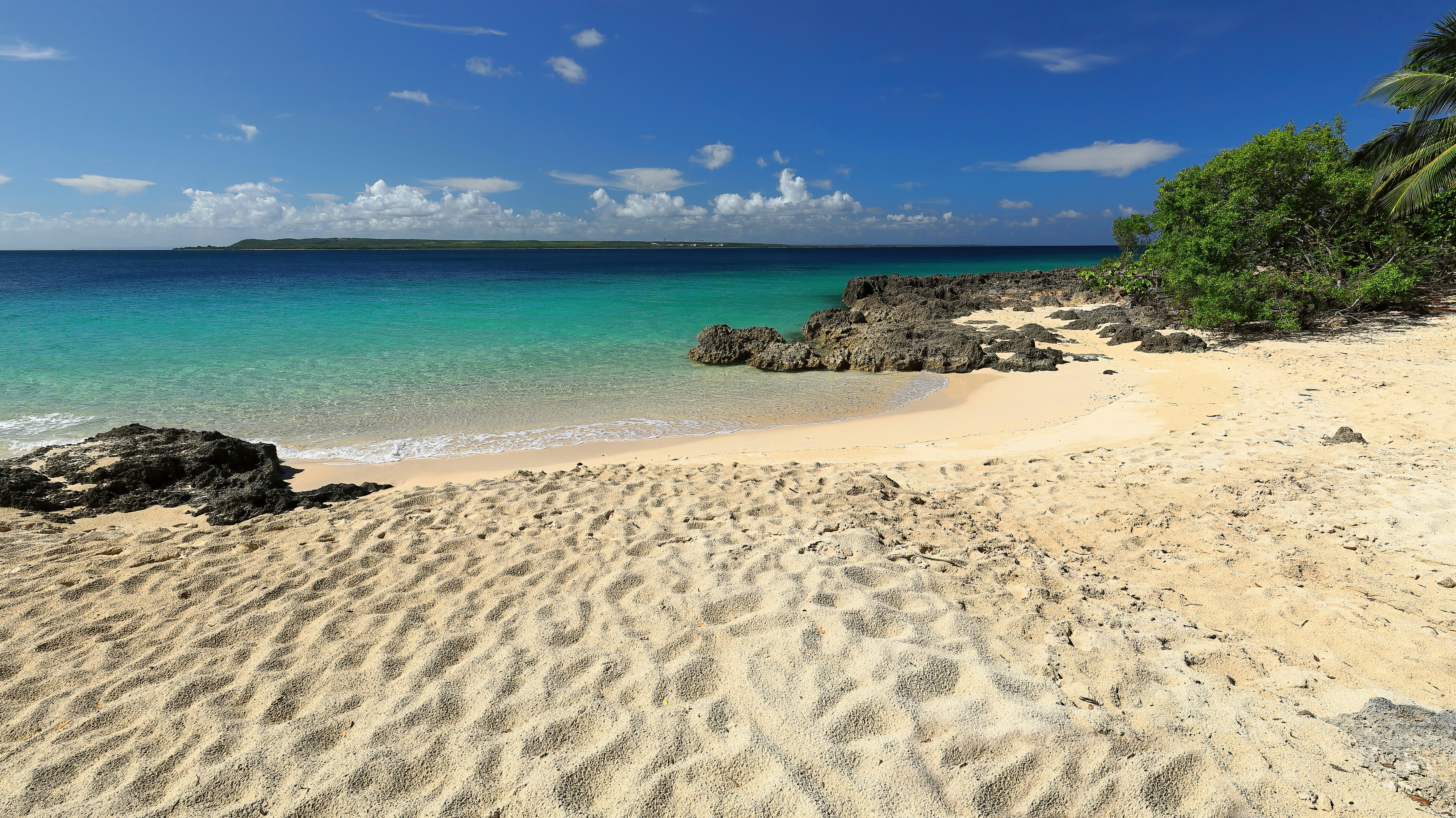 Golden sand and turquoise water on Cayo Saetia