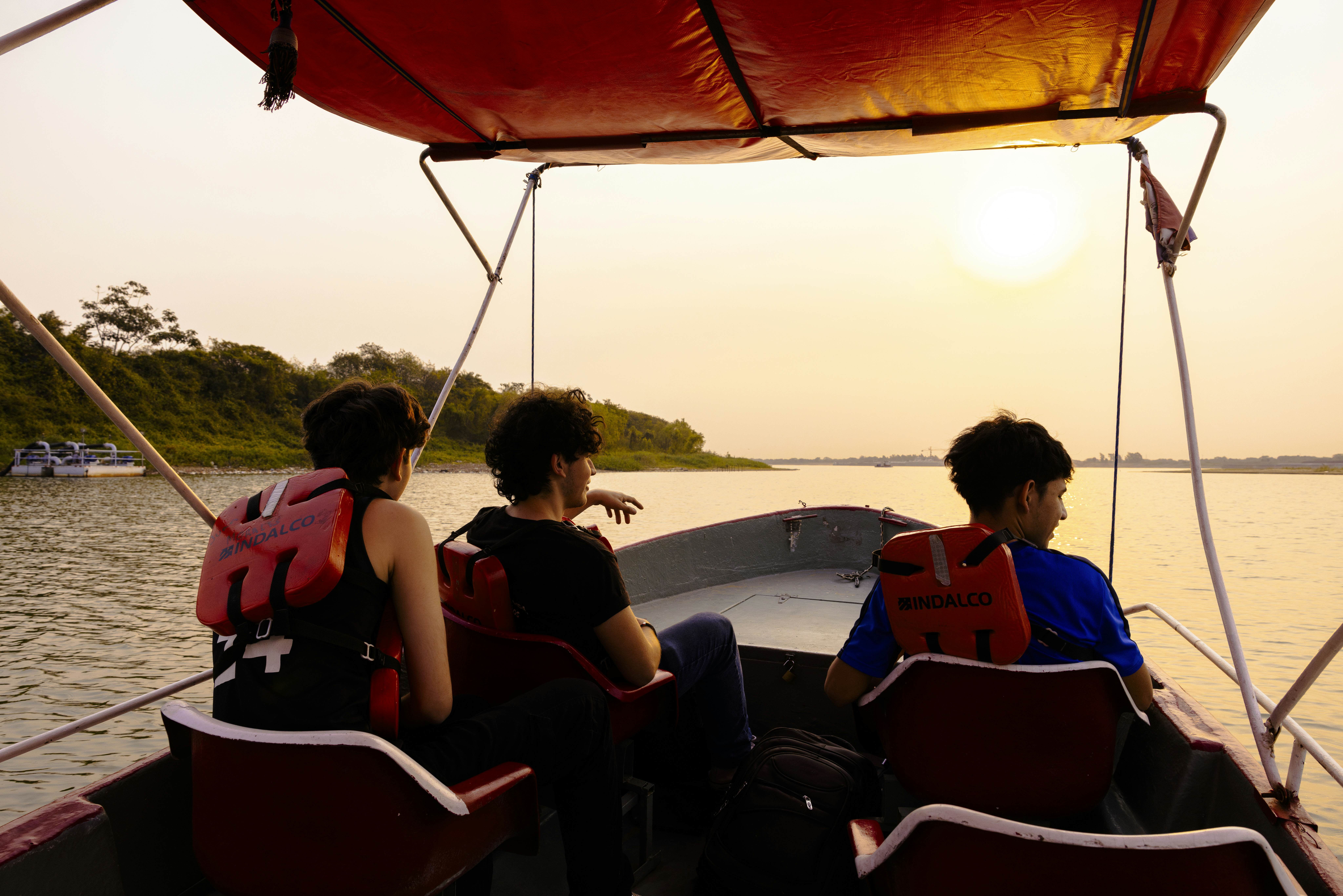ASUNCION, PARAGUAY, AUGUST, 2024. Friends go out on a boat ride along the Paraguay River, in Asunción. Across the river begins the Paraguayan Chaco. María Magdalena Arréllaga for Lonely Planet