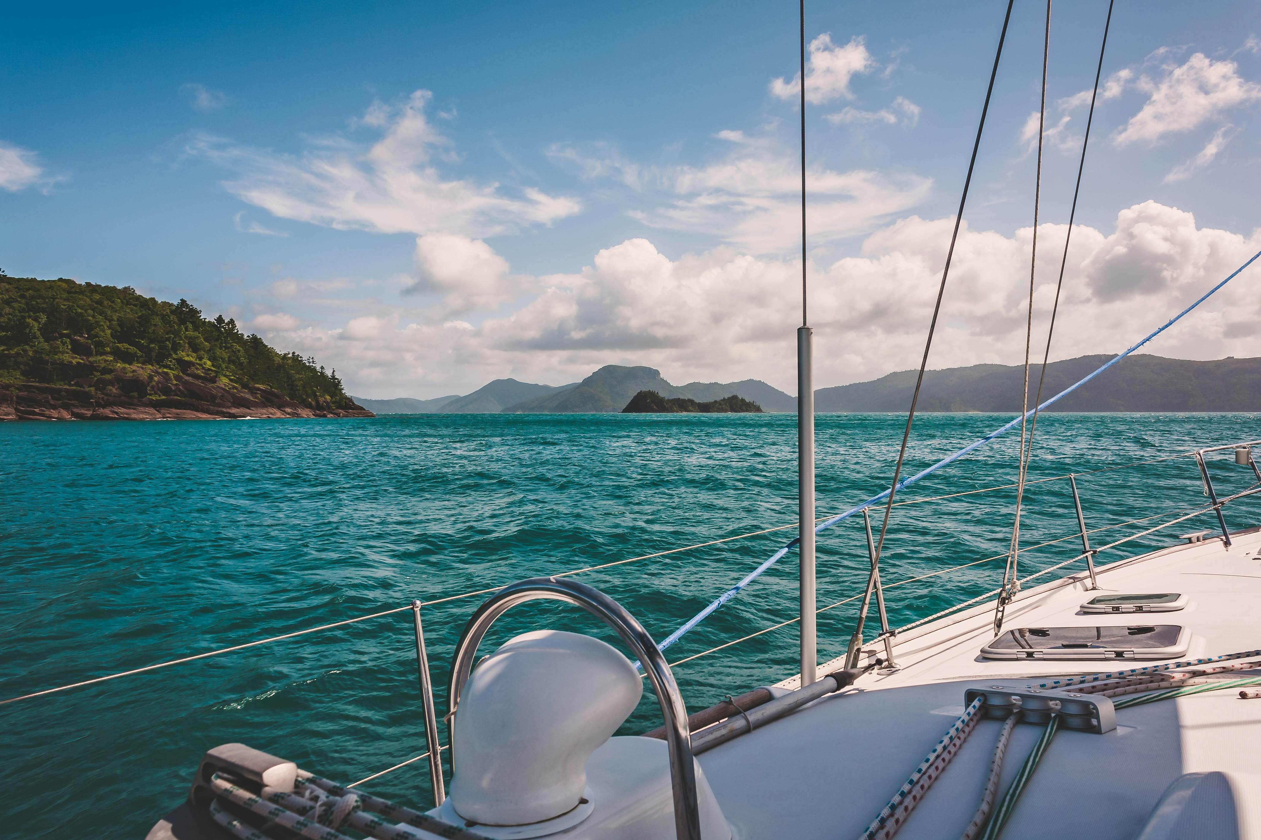 Sailboat sailing on a warm beautiful day in the Whitsunday Islands on the Great Barrier Reef in Australia.  License Type: media  Download Time: 2022-05-03T07:31:04.000Z  User: mvm_lonelyplanet  Is Editorial: No  purchase_order: