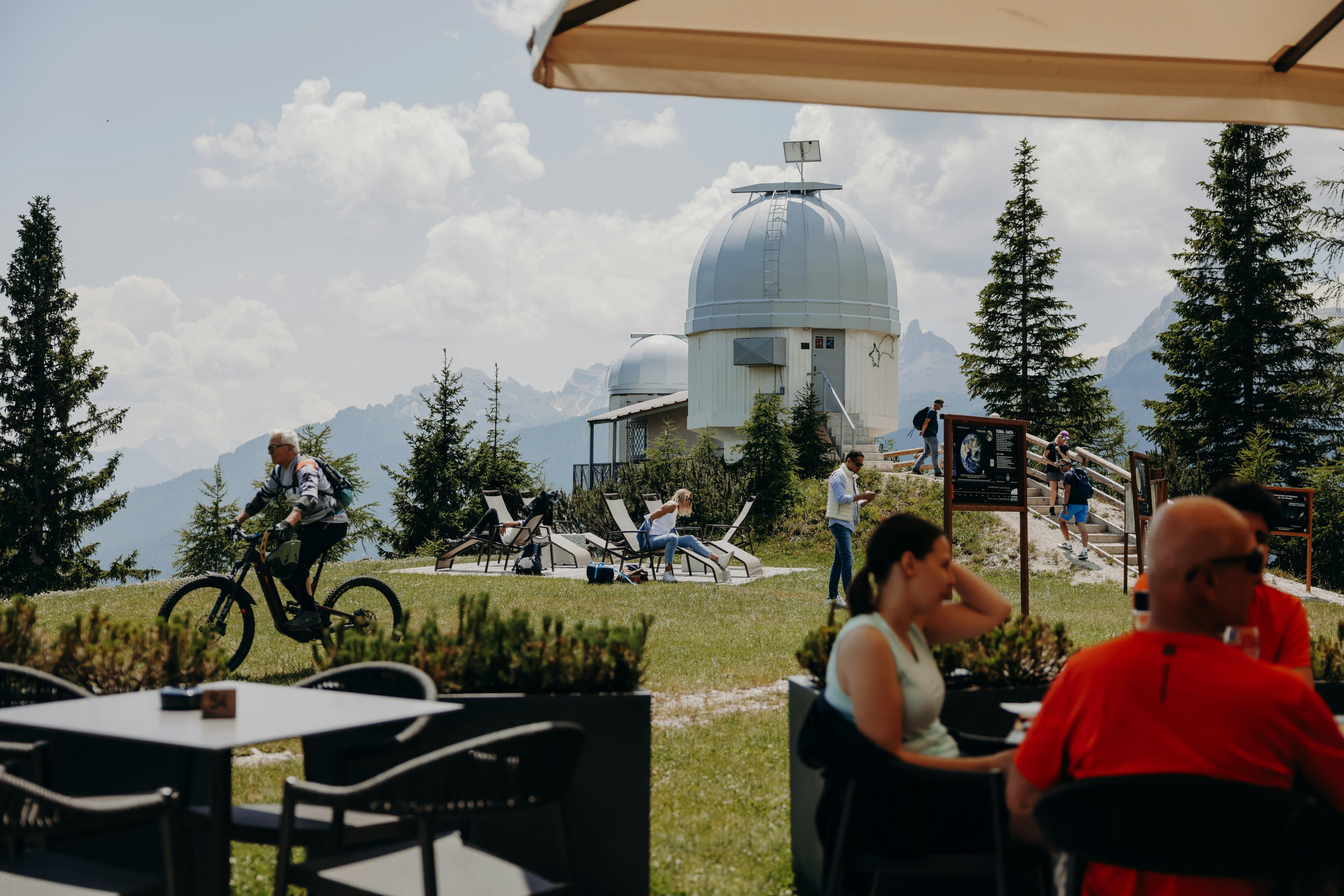 At Col Druscié stop (1778m), people enjoy the sun with the view on the Observatory or have a meal at Masi Wine Bar.