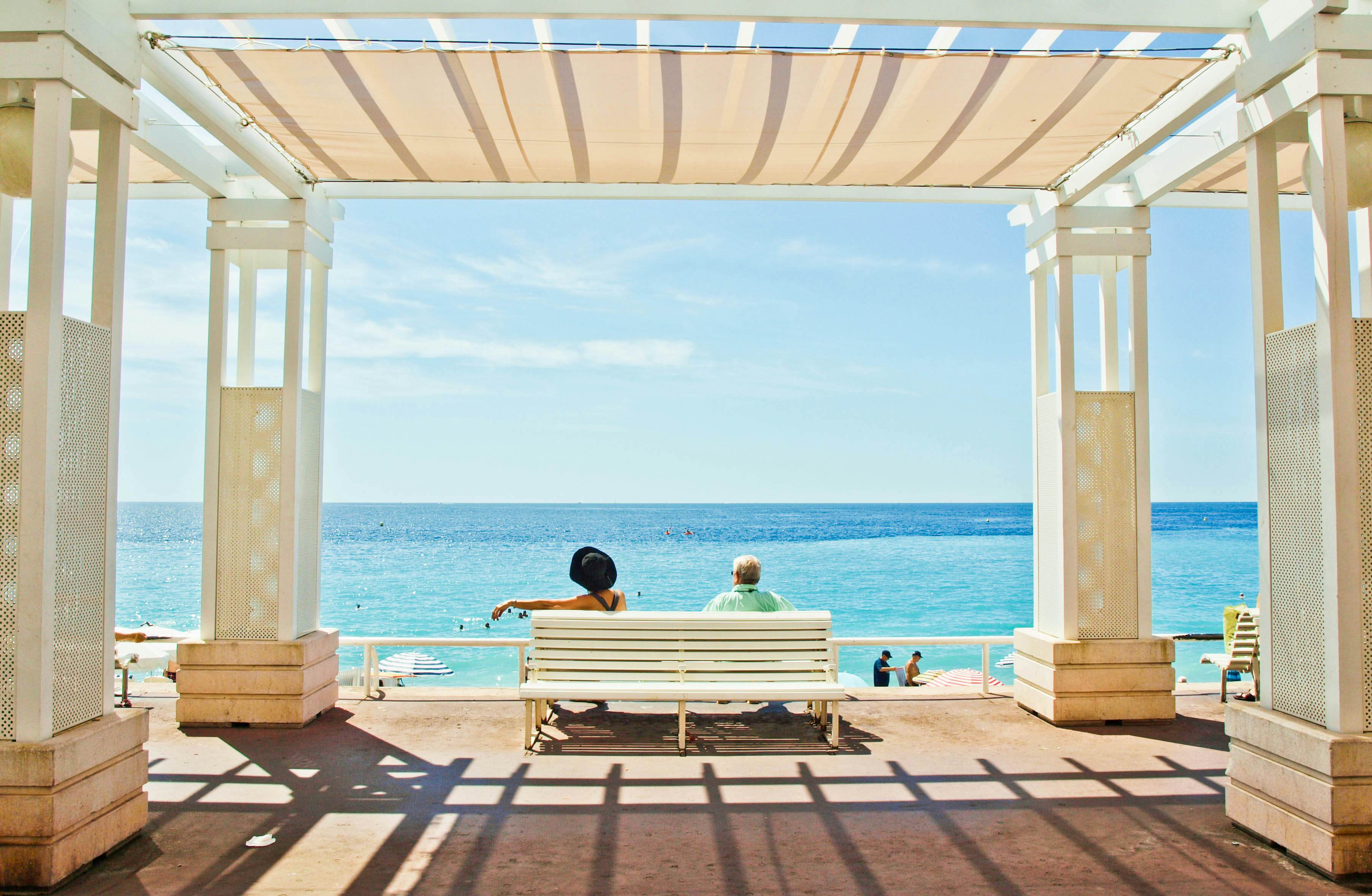 Two people watching blue sea.
124929758