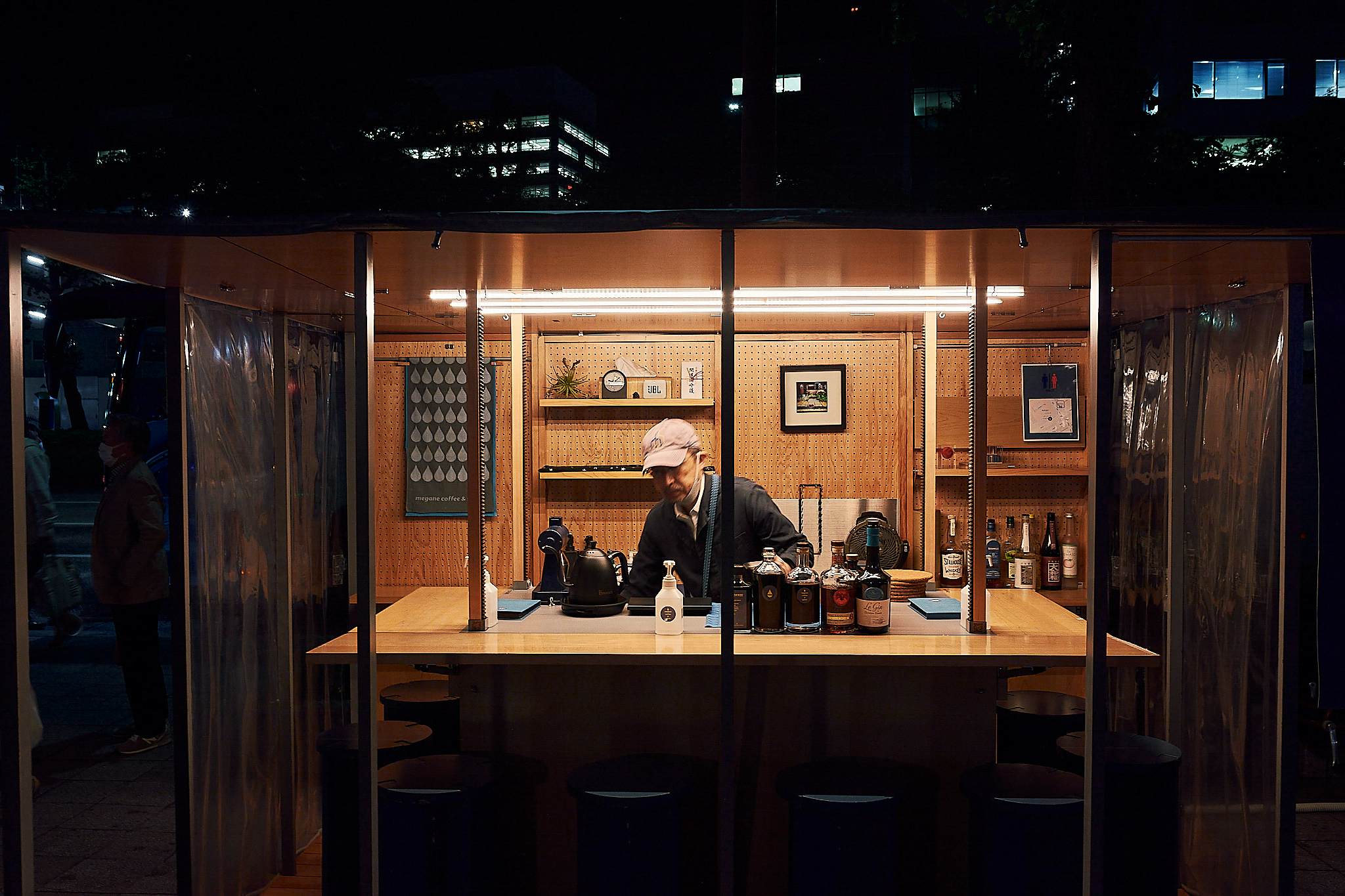 A man behind a bar preparing drinks