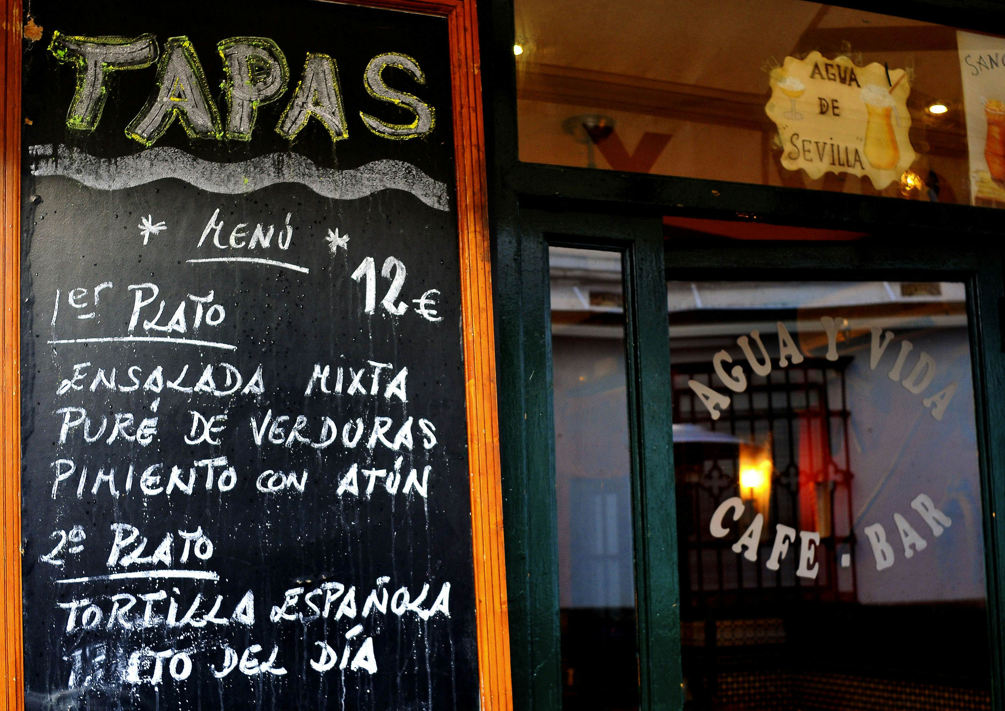 Seville in Andalusia in Spain. Tapas bar in Santa Cruz district. (Photo by: Andia/Universal Images Group via Getty Images)
629556455
Cafe Bar, City, Economy, Town, Trade, Spain, Seville
Spain : Seville
Seville in Andalusia in Spain. Tapas bar in Santa Cruz district. (Photo by: Andia/Universal Images Group via Getty Images)