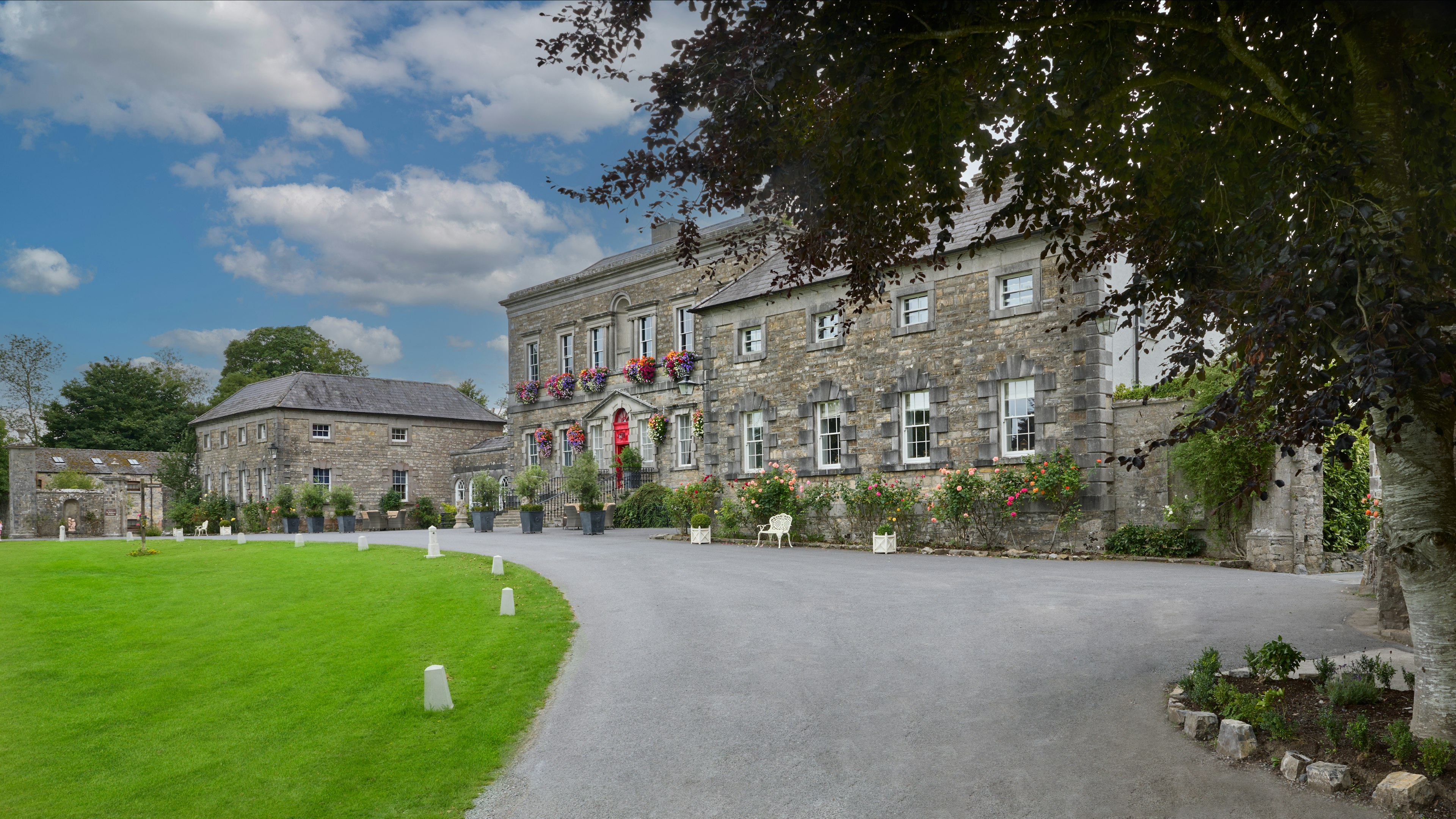 The front driveway of Bellinter House.