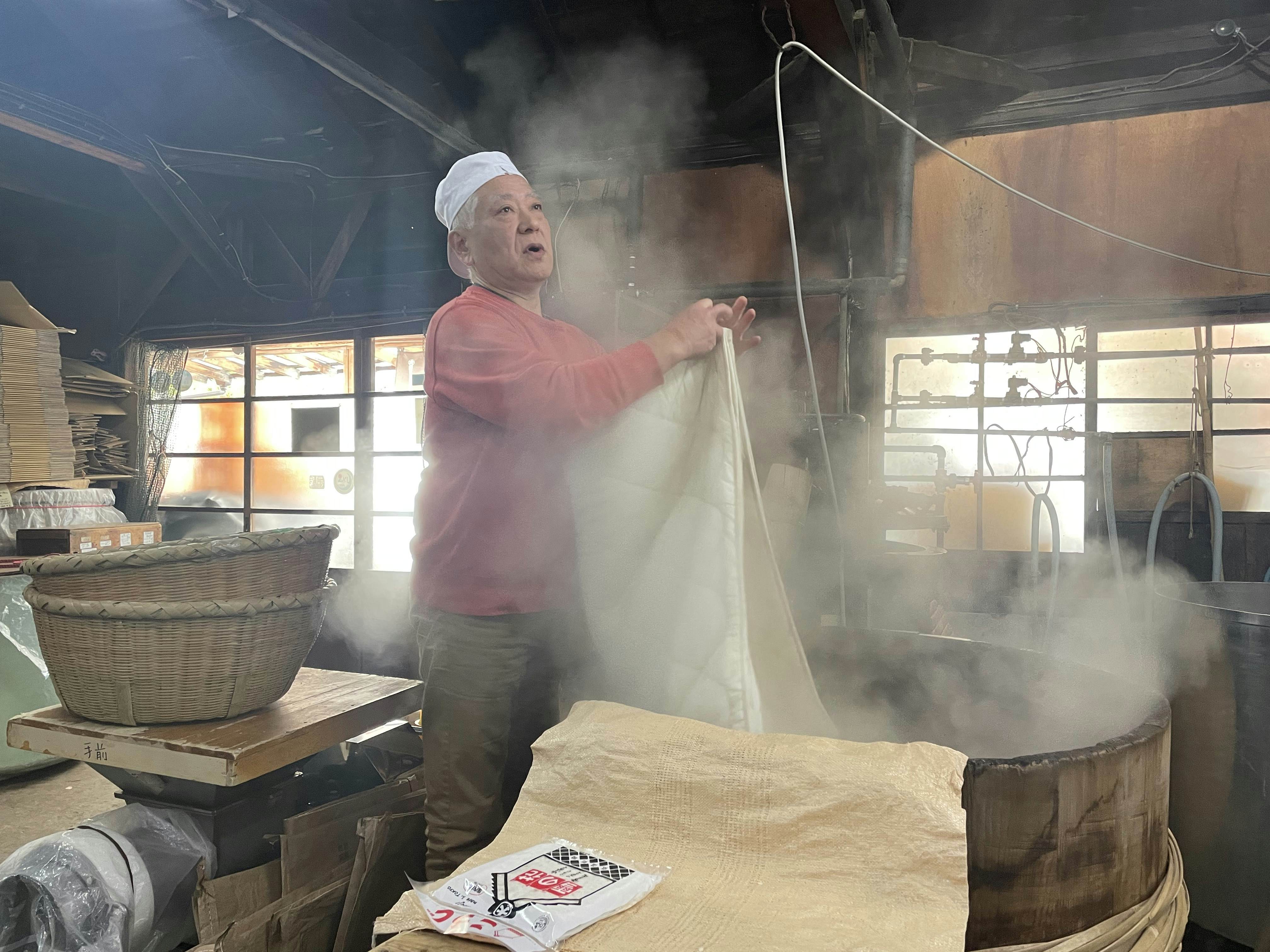 Making koji at Kojiya Saburoemon. 