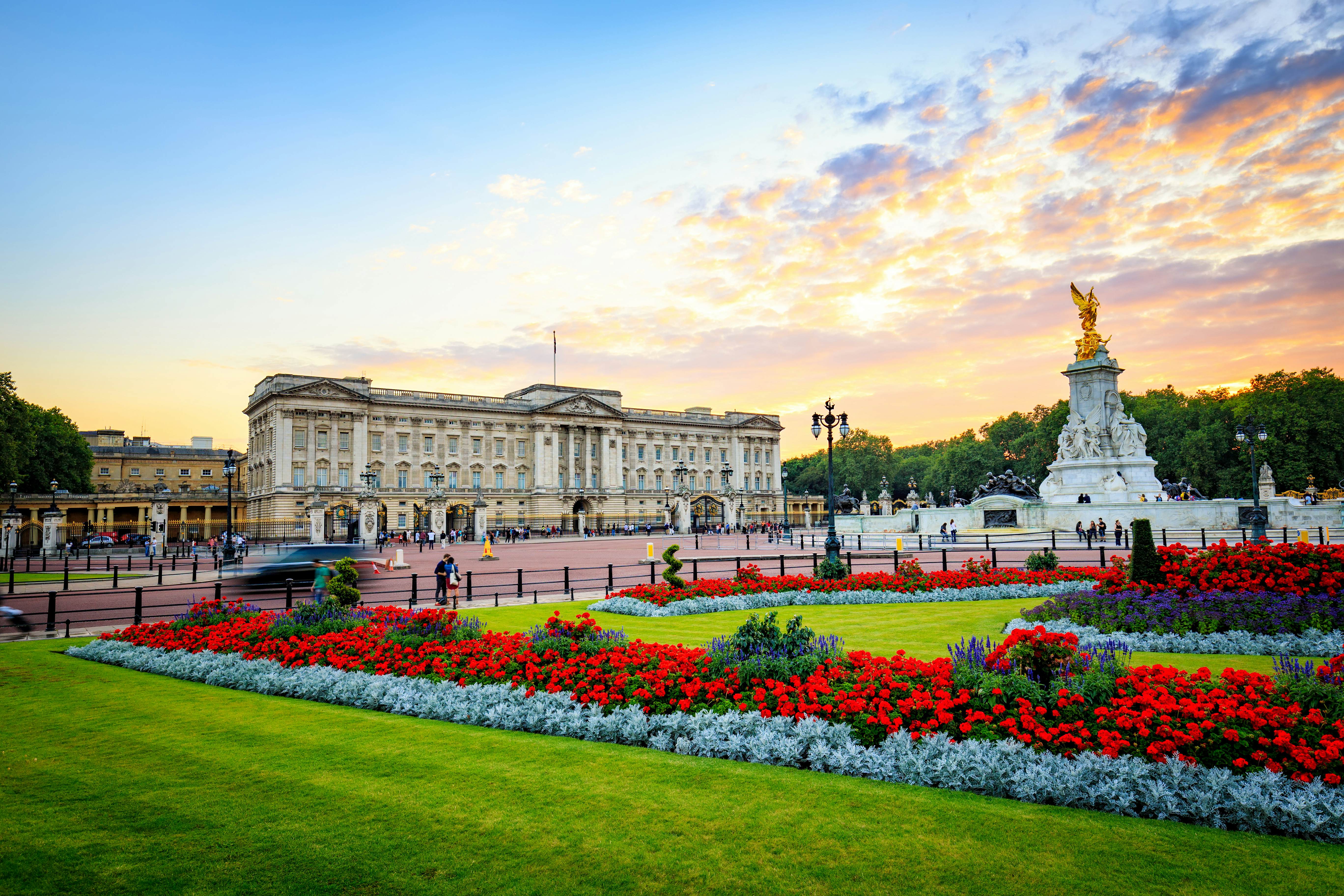 Buckingham Palace in London, United Kingdom.  License Type: media  Download Time: 2024-05-06T03:09:30.000Z  User: pinkjozie64  Is Editorial: No  purchase_order:   