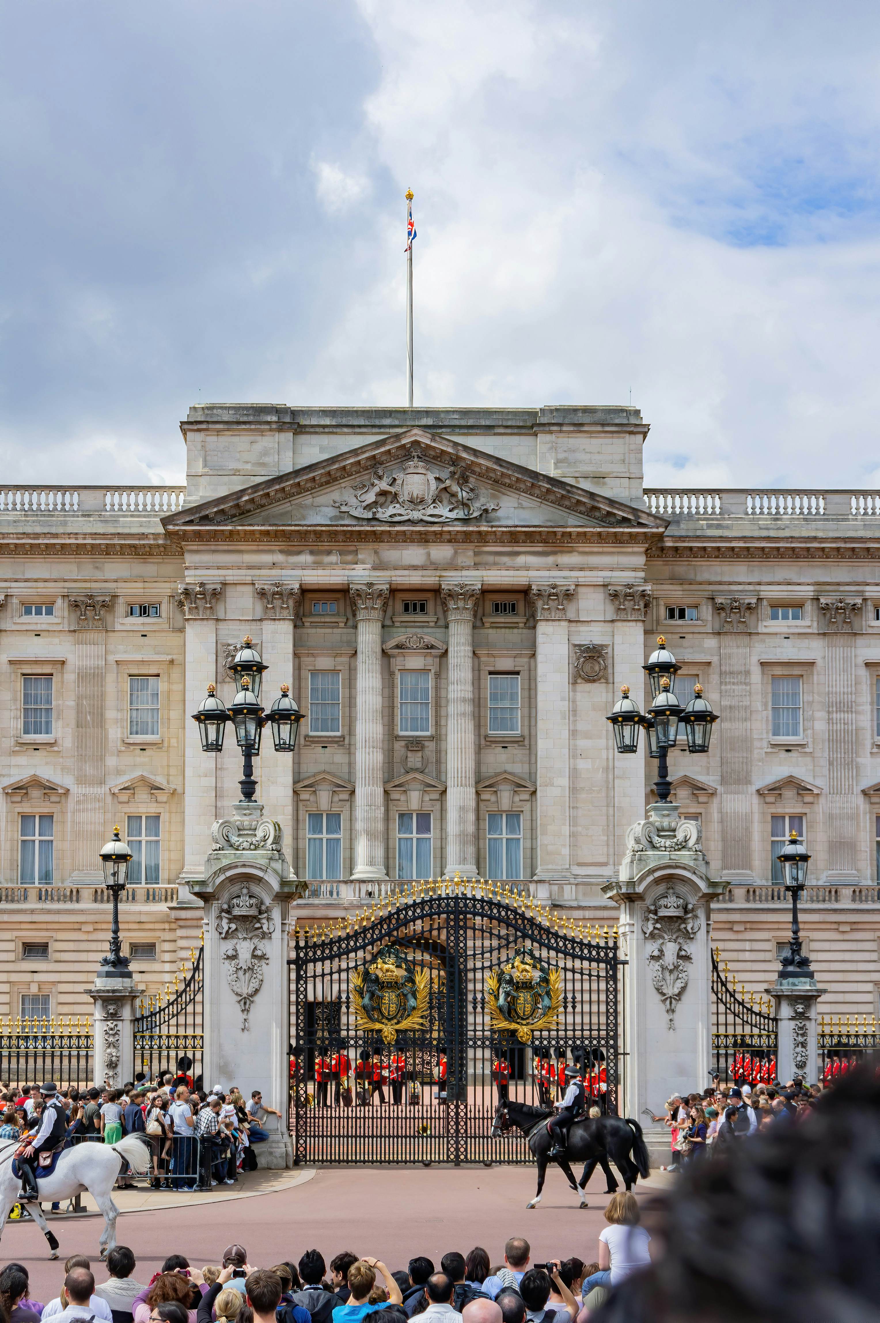 People watching the famous Guard Mounting of Buckingham Palace