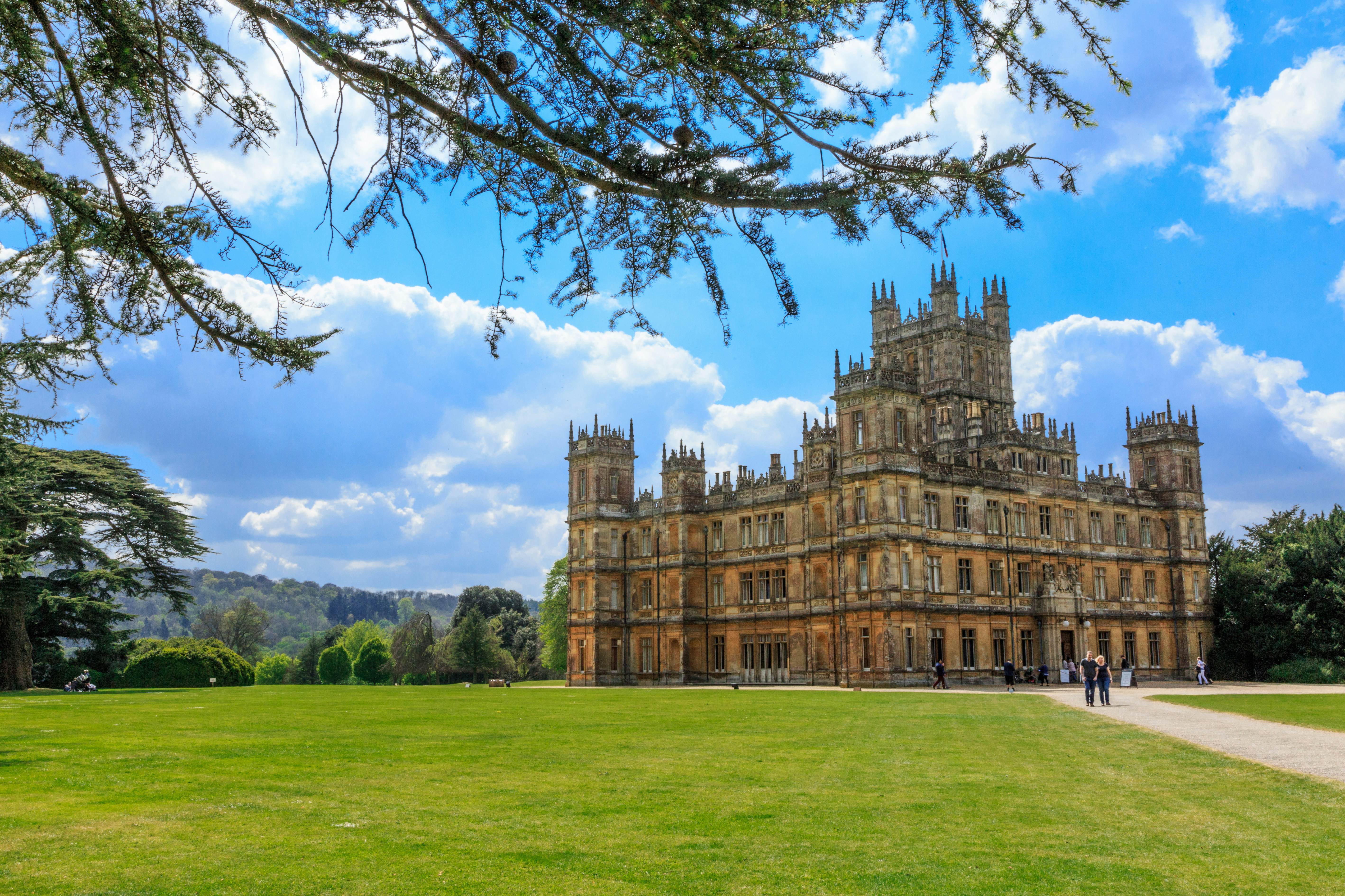 England, Hampshire. 2 May 2017. Highclere Castle. Jacobethan style country house, seat of the Earl of  Carnarvon.  Setting of Downton Abbey., License Type: media, Download Time: 2026-02-17T18:00:30.000Z, User: jennifercarey0150, Editorial: true, purchase_order: 65050 - Digital Destinations and Articles, job: Online Editorial, client: English manor houses for Bridgerton experience, other: Jennifer Carey