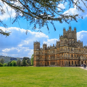 England, Hampshire. 2 May 2017. Highclere Castle. Jacobethan style country house, seat of the Earl of Carnarvon. Setting of Downton Abbey., License Type: media, Download Time: 2026-02-17T18:00:30.000Z, User: jennifercarey0150, Editorial: true, purchase_order: 65050 - Digital Destinations and Articles, job: Online Editorial, client: English manor houses for Bridgerton experience, other: Jennifer Carey