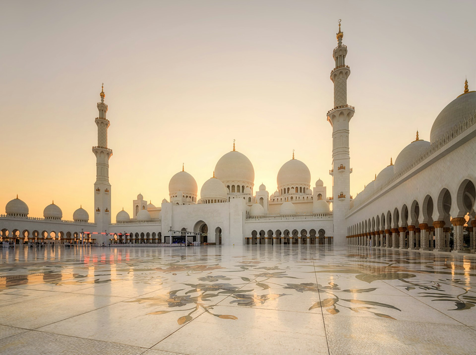 Sheikh Zayed Grand Mosque at dusk. Image by Boule / Shutterstock