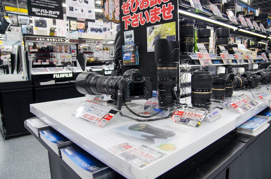 En display som visar olika kameror och objektiv i Yodobashi-butiken, Akihabara © Lerner Vadim / Shutterstock