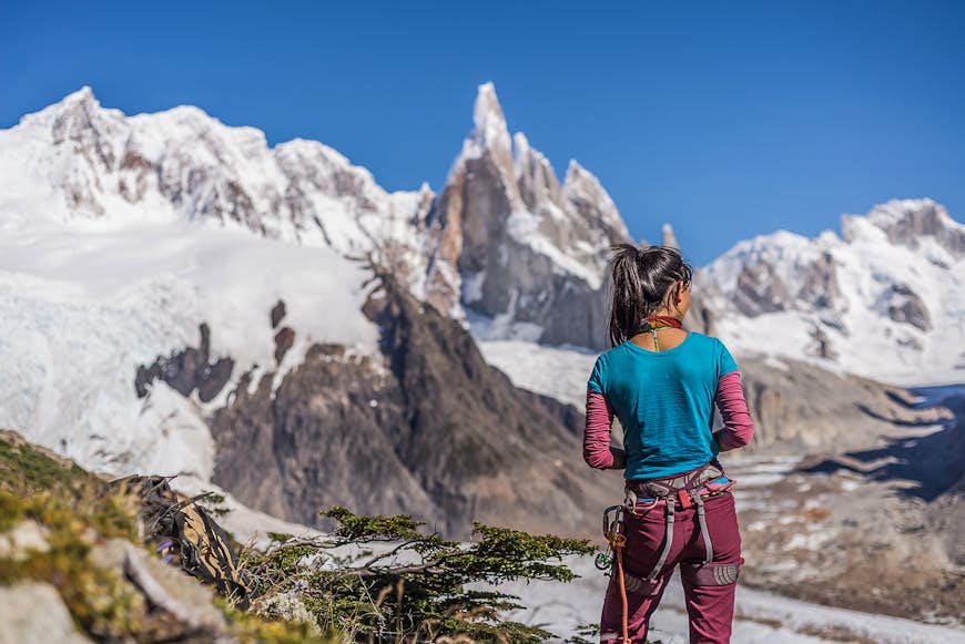 En klättrare står och tittar på El Chalten i Argentina