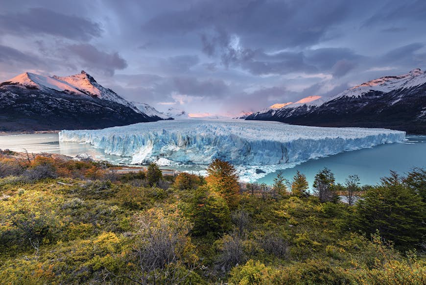 En direkt utsikt över Perito Moreno-glaciären vid solnedgången i Argentina