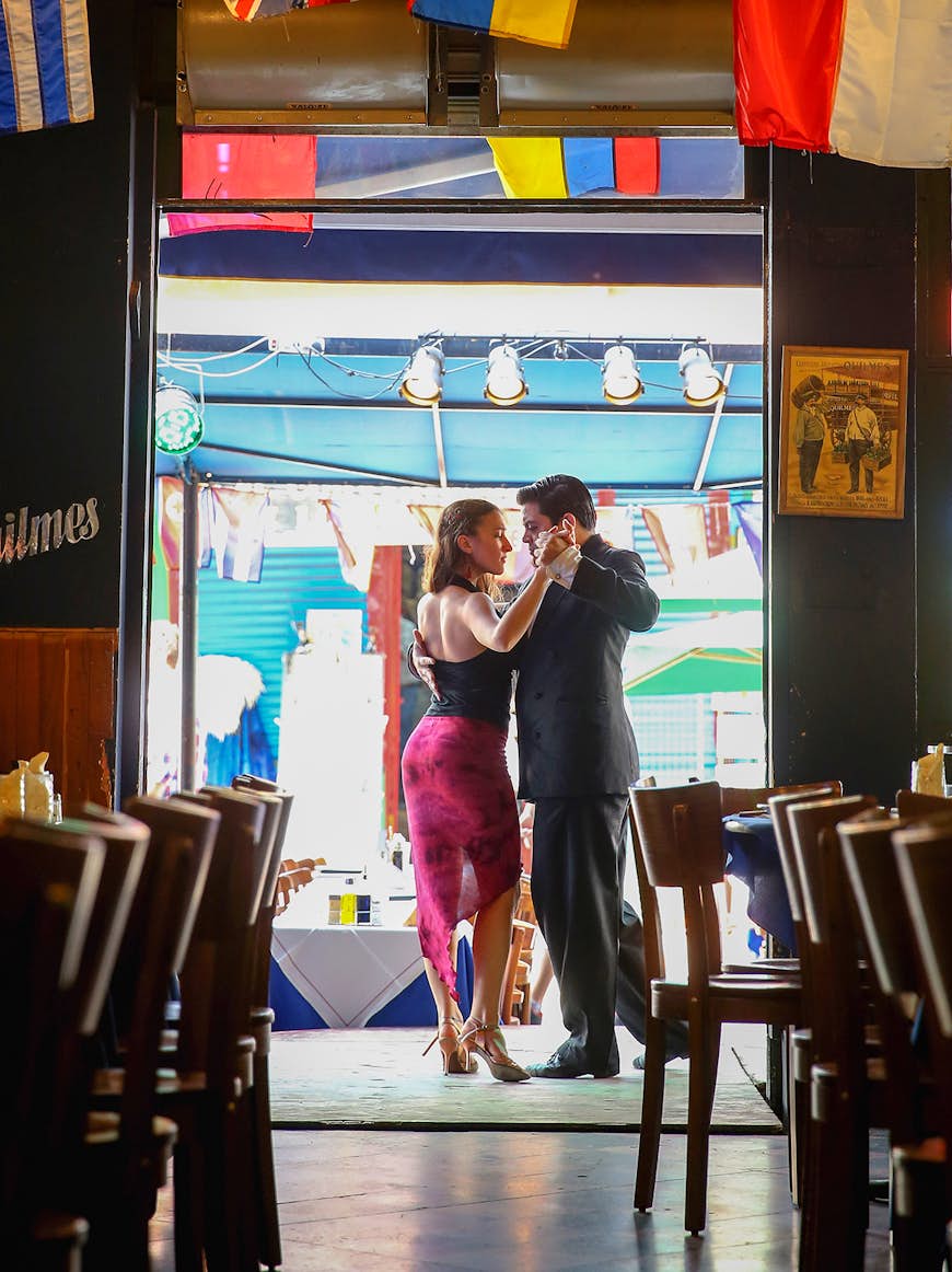 Två personer dansar i en dörröppning på La Boca i Buenos Aires, Argentina