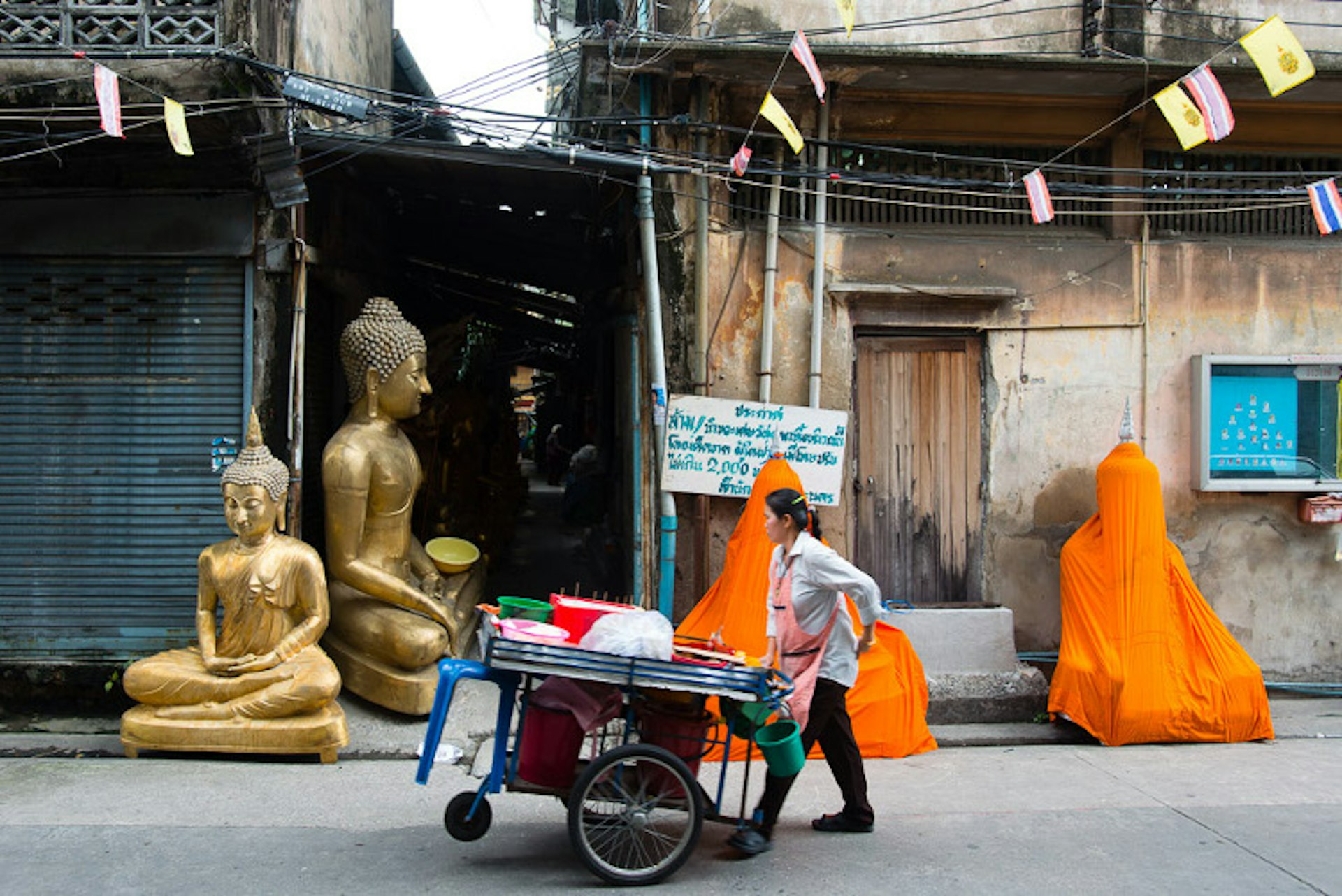 Buddha statues along Th Bamrung Meuang, Bangkok. Image by Austin Bush