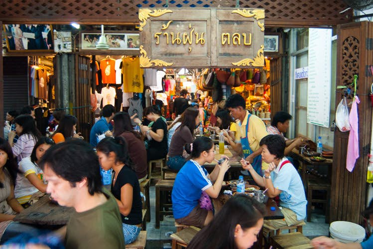 Footalop, Bangkokin Chatuchak Weekend Marketin rustiikkisia thaimaalaisia ruokia tarjoileva ravintola. Kuva: Austin Bush