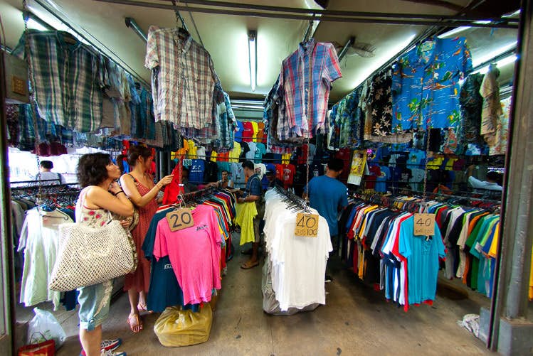 použité oblečení na prodej na víkendovém trhu Chatuchak v Bangkoku. Obrázek Austin Bush