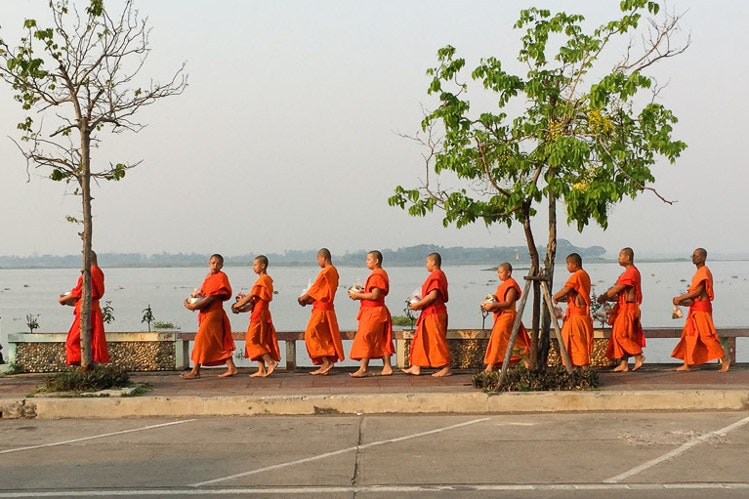 Features - buddhist-monks-collecting-alms-at-kwan-phayao-image-by-austin-bush