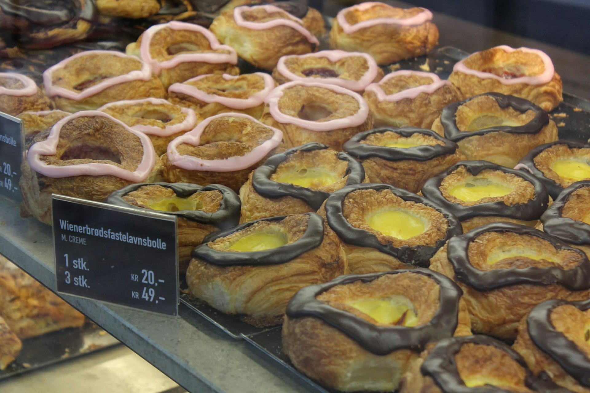 Danish pastries lined up in the window display at bakery Lagkagehuset © Caroline Hadamitzky / Lonely Planet