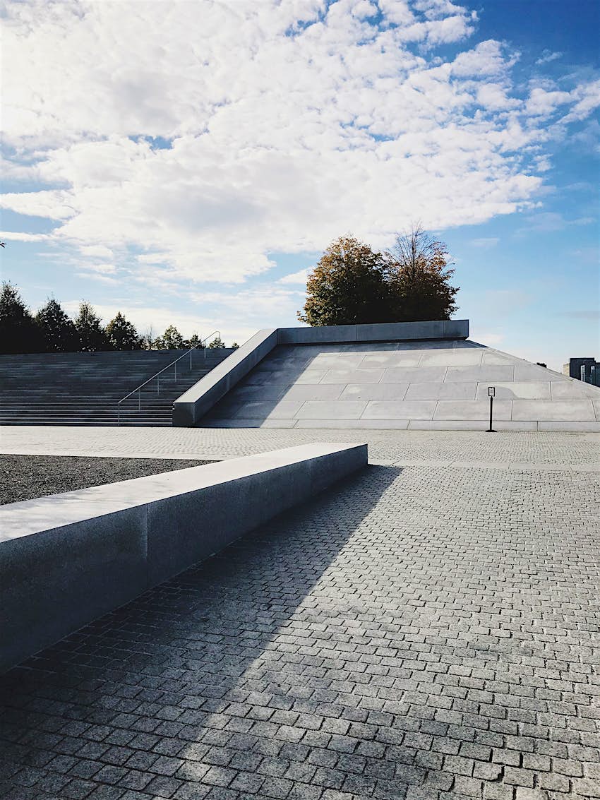 Features - four-freedoms-park-roosevelt-island-mikki-brammer concrete walkway at Four Freedoms Park on Roosevelt Island