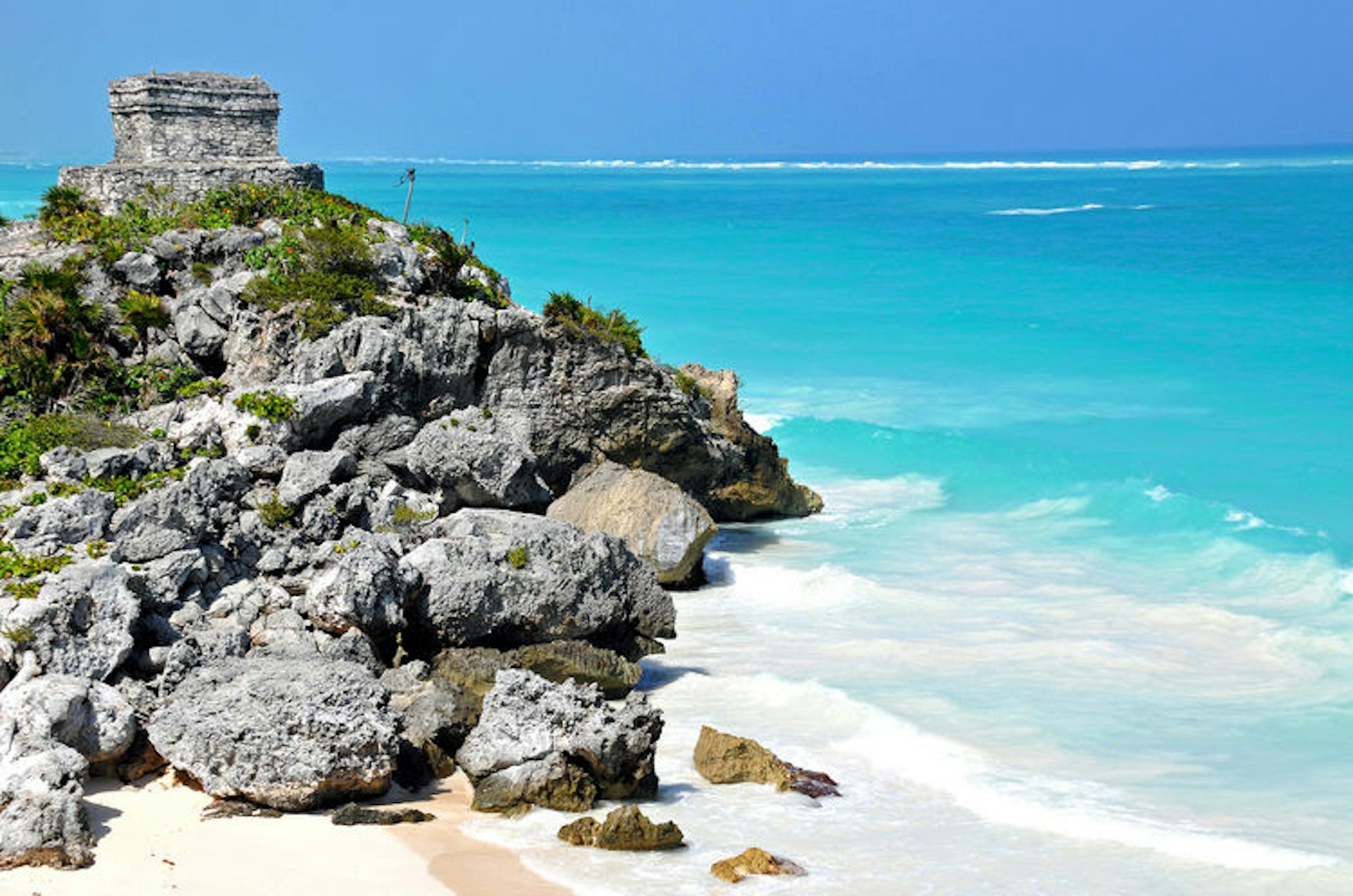 Tulum's combination of centuries-old ruins and a stunningly beautiful setting make it a firm favorite with visitors. Image by Dennis Jarvis / CC BY-SA 2.0