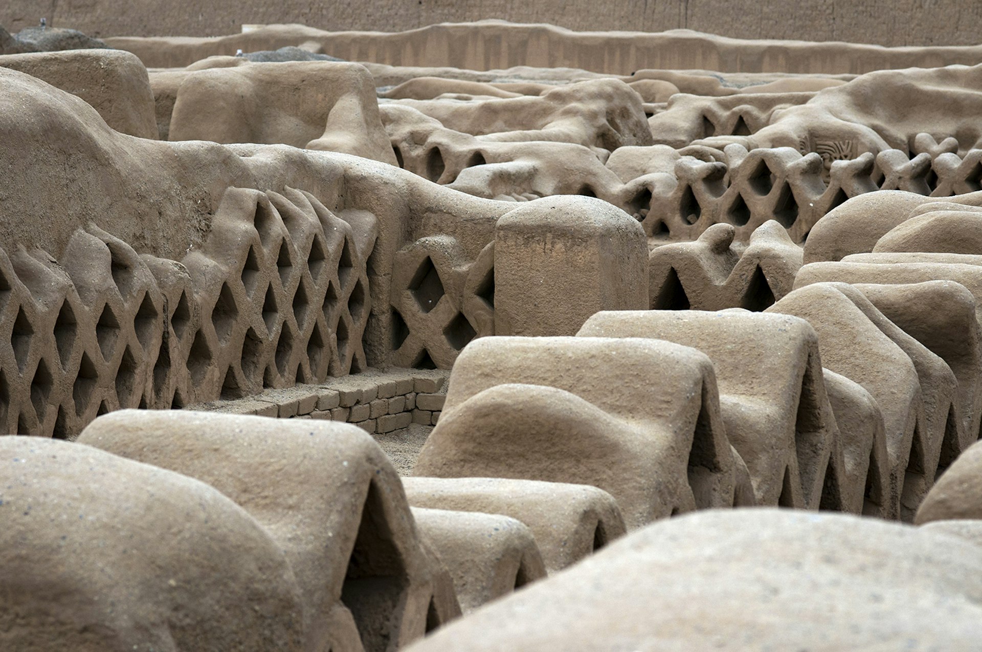 Close-up of adobe architecture at Chan Chan archeological site © Sergi Reboredo / Getty Images