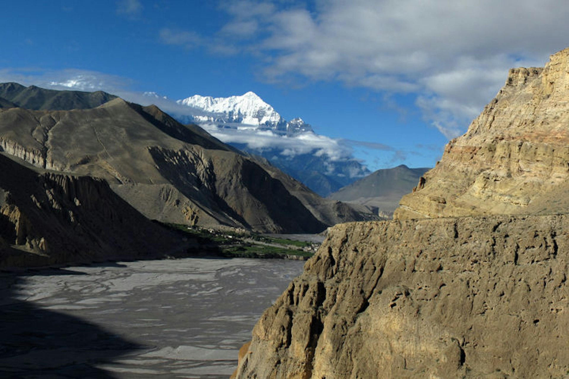 Mountain landscape in Mustang, Nepal. Image by simonsimages / CC BY 2.0.