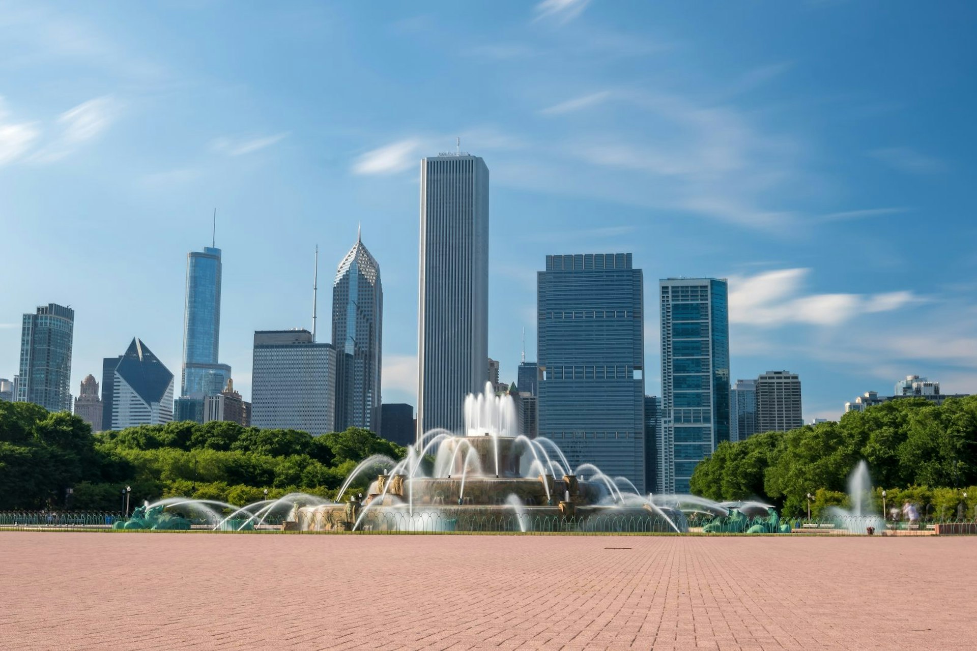 buckingham fountain in front of the city skyline in Grant Park, Chicago