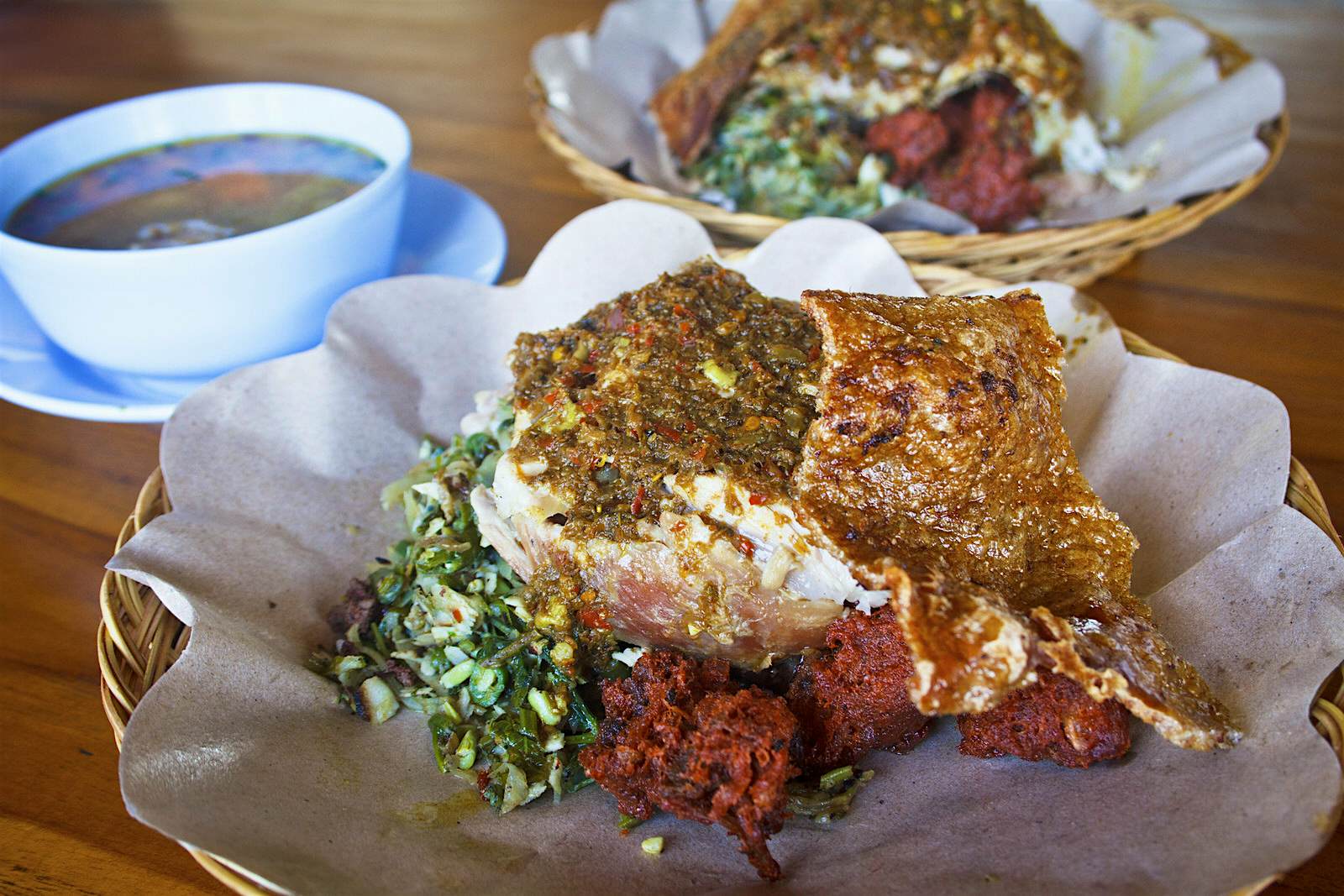 Features - "Babi Guling, Indonesian roast pork" A plate with a meal of babi guling, roast suckling pig © WEKWEK / Getty Images / iStockphoto