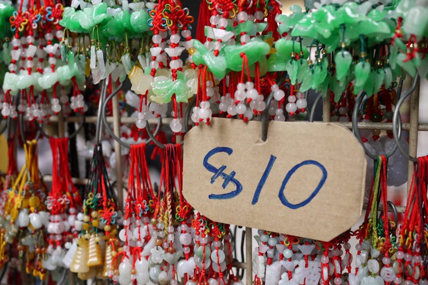 Billiga jadesmycken är lätta att hitta i Hong Kong.  Bild av Michael McComb / CC BY 2.0