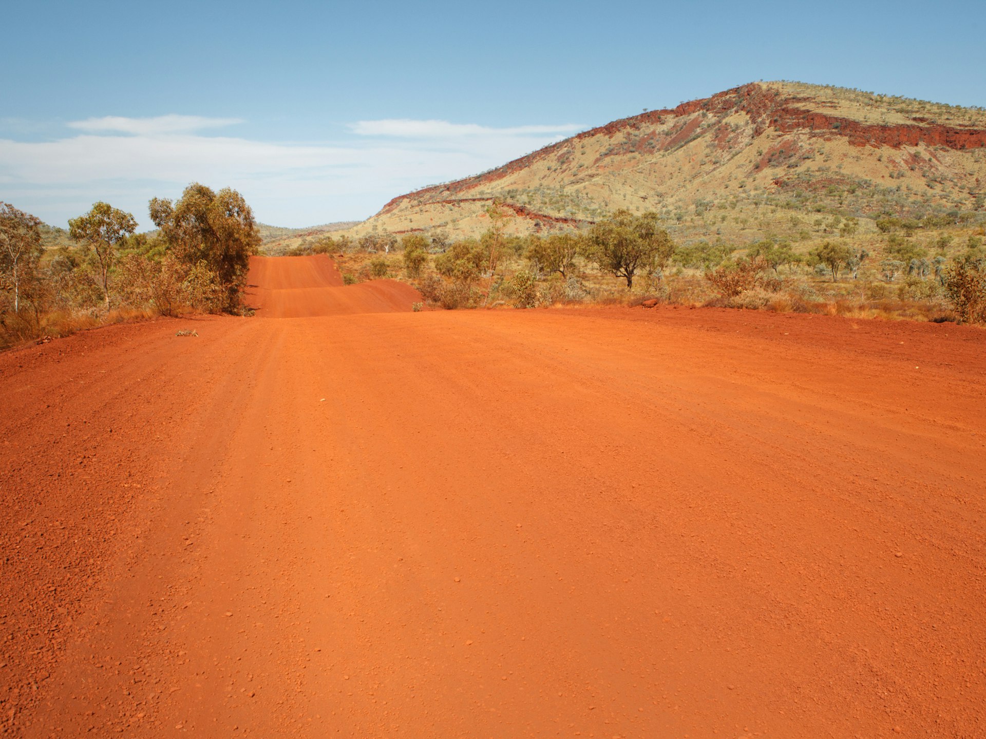 A remote road running through the Australia desert © Inc / Shutterstock